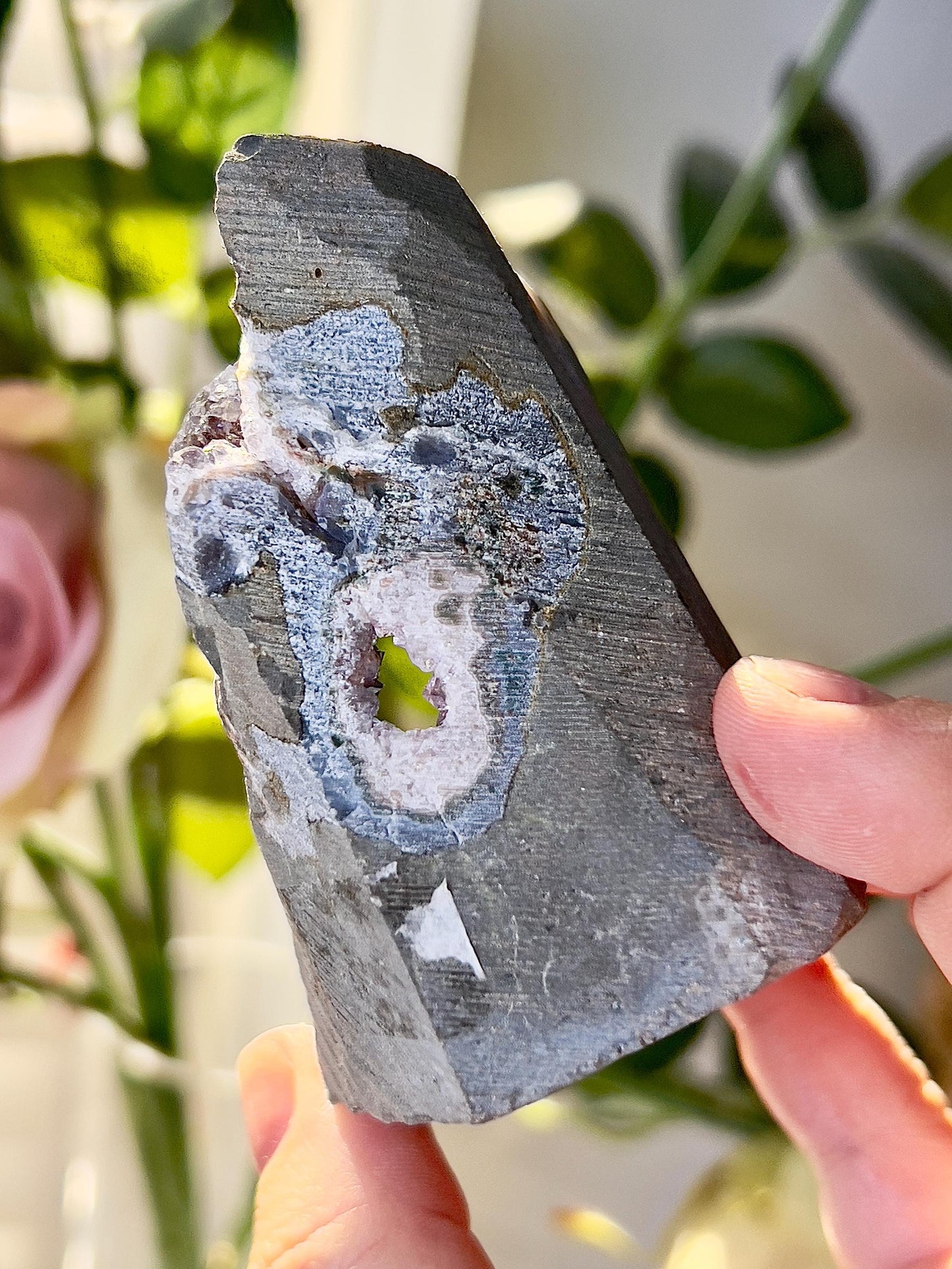 amethyst with purple tones cutbase freeform with mini portal - 205g 8cm(h) 7cm(w)