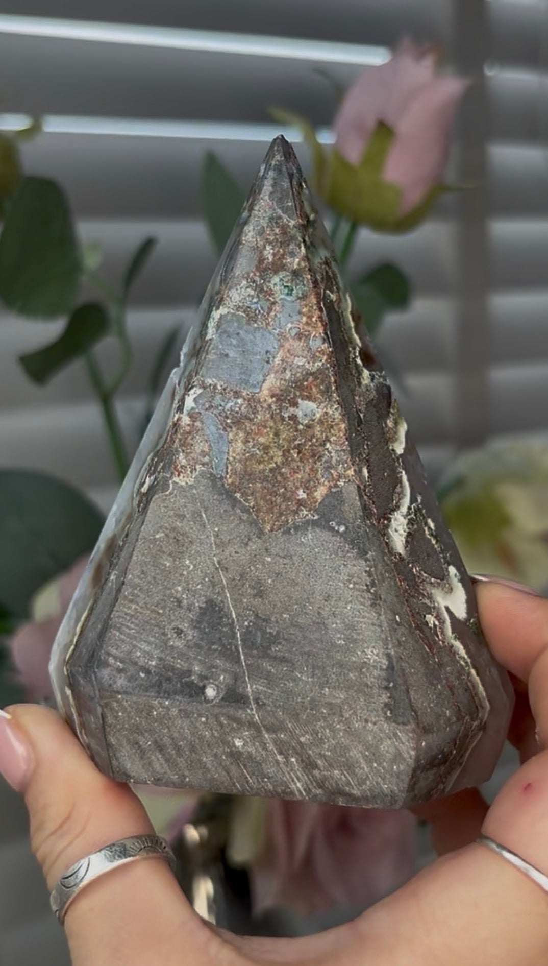 Beautiful, high grade, agate, self-standing, diamond with ligh pink druzy 11.3cm high