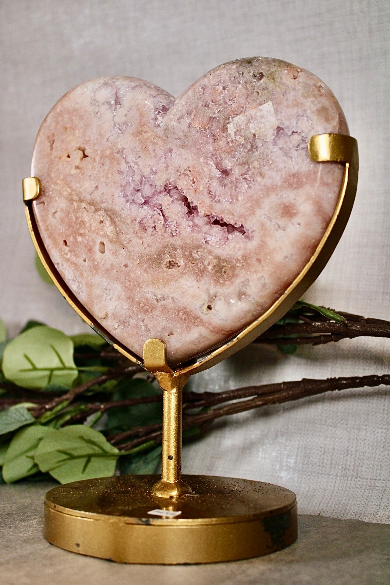 Pink amethyst heart with lavender quartz druzy 1.270kg = paint is scratched off stand (can easily be repainted)
