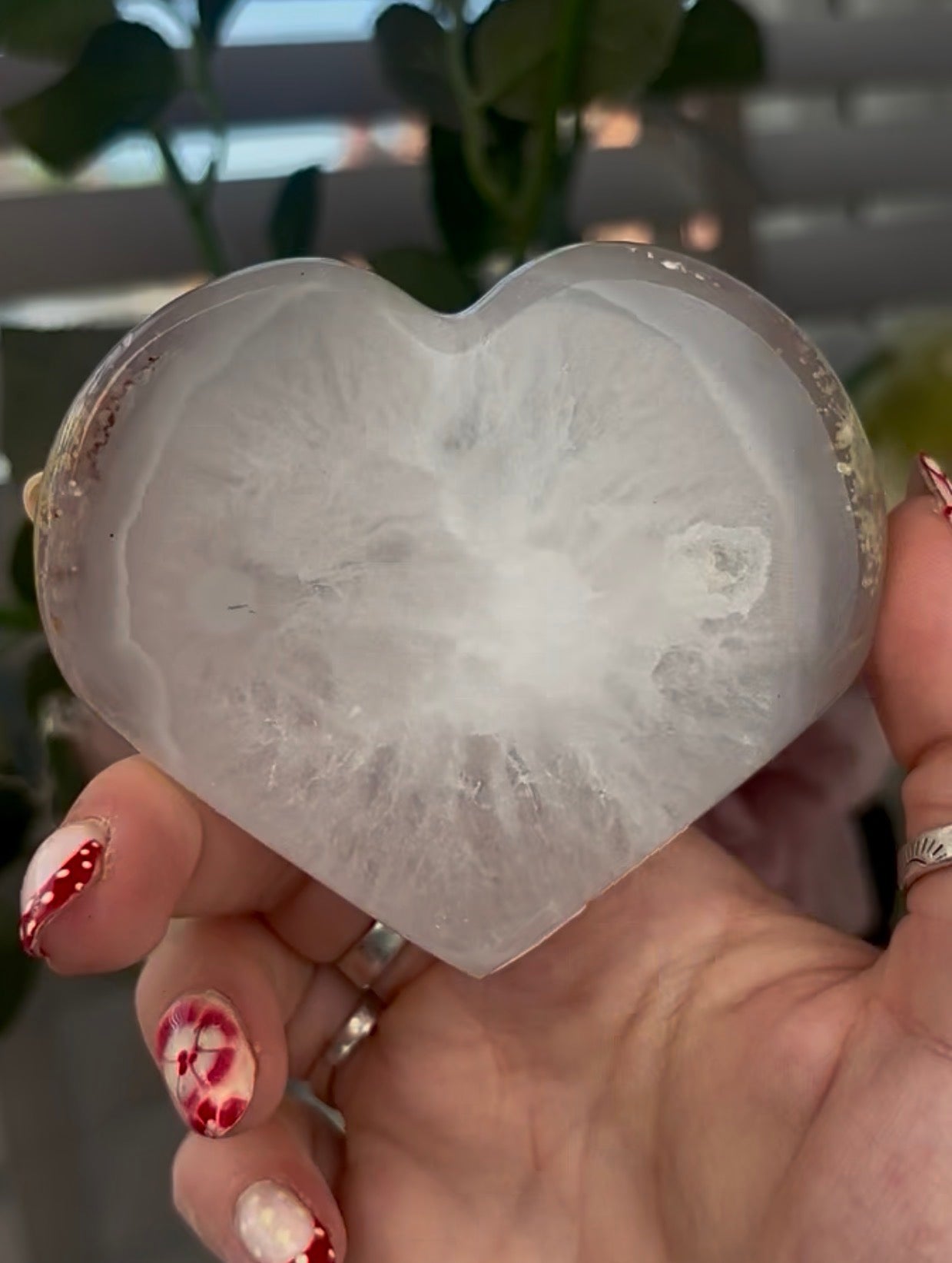 Beautiful, agate heart with druzy - stand included