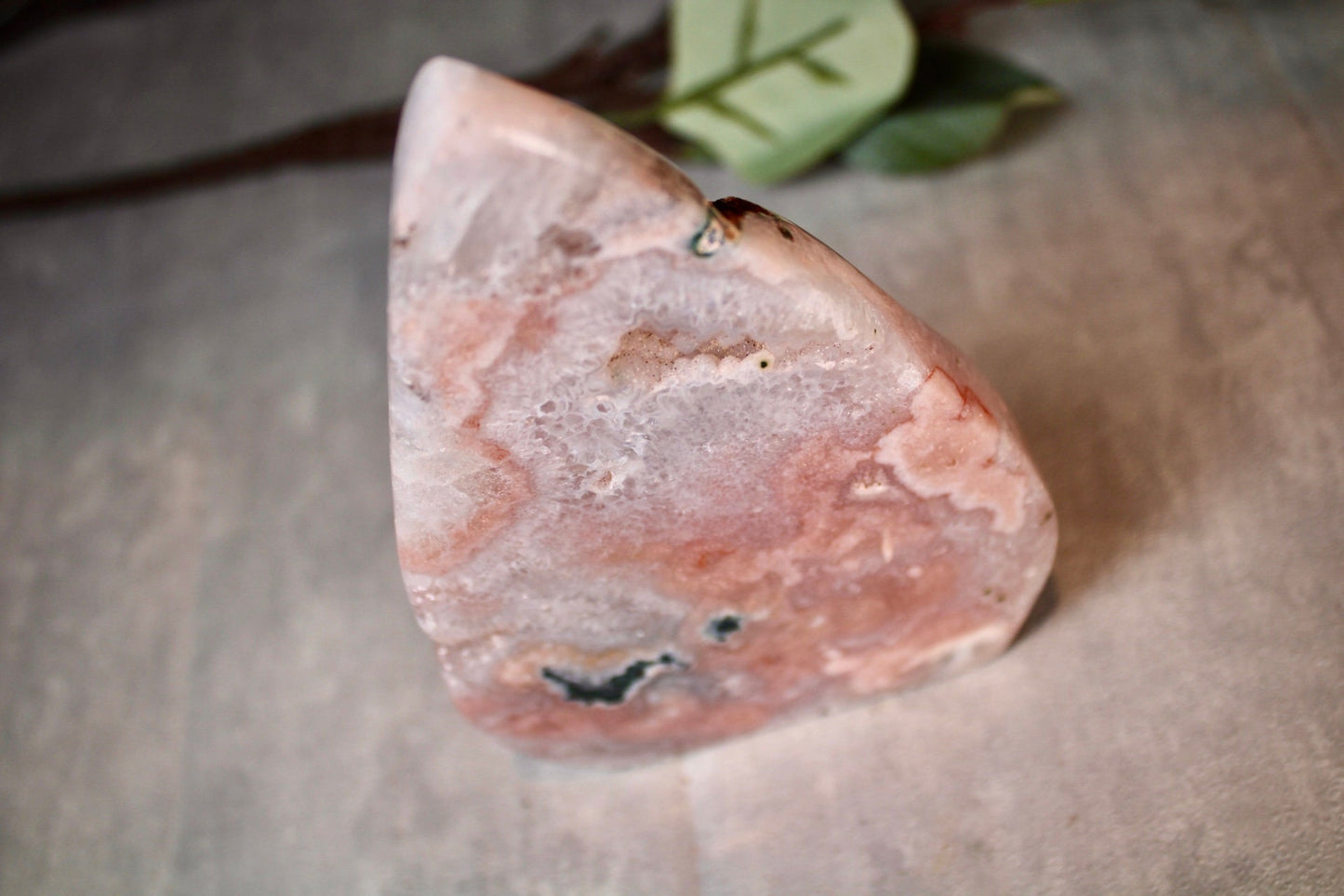 Beautiful, bright pink amethyst flame with quartz and green jasper 445g 13.5cm(h) 9cm(w)