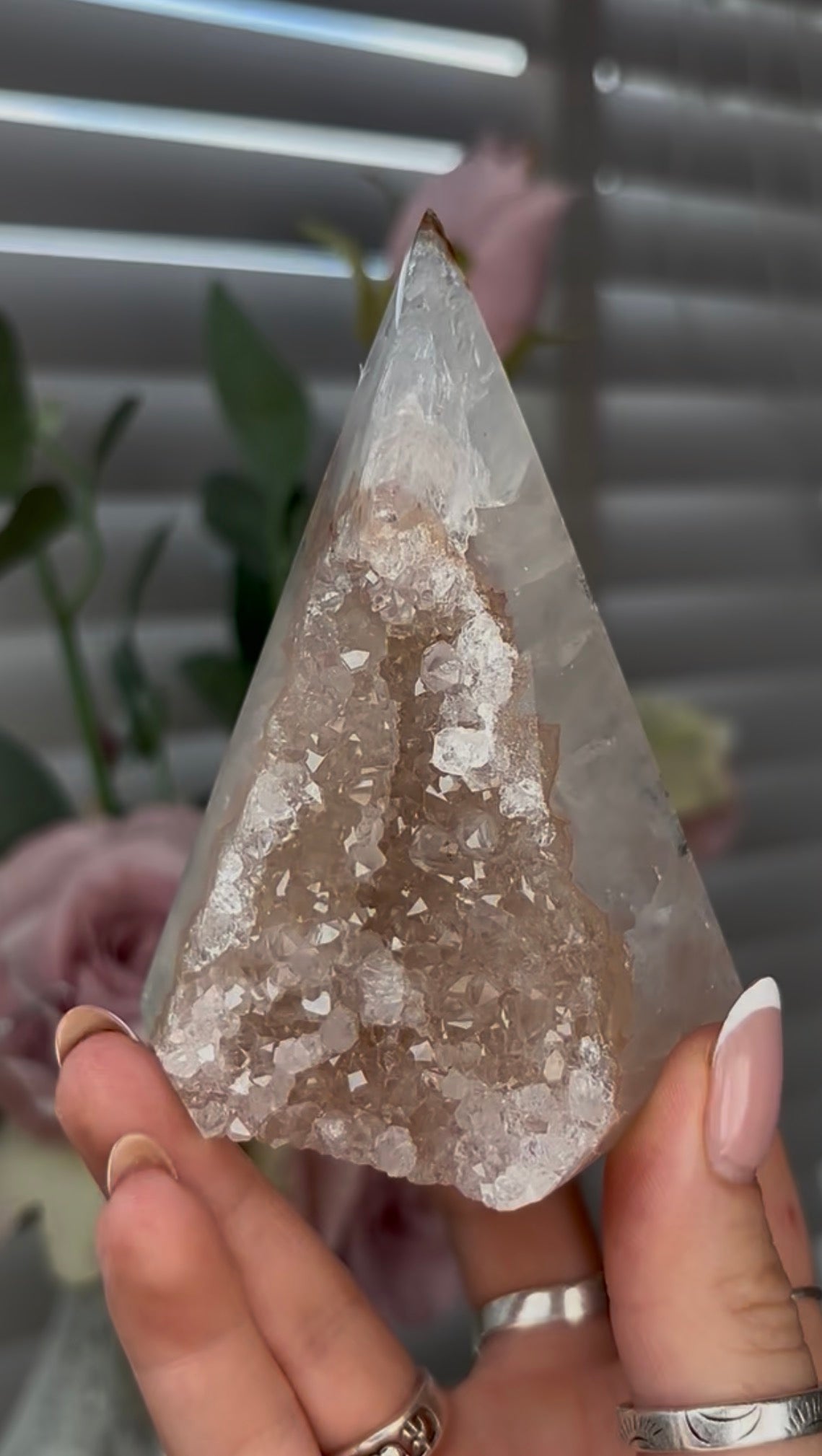 Beautiful, high grade, agate, self-standing, diamond with ligh pink druzy 10cm high