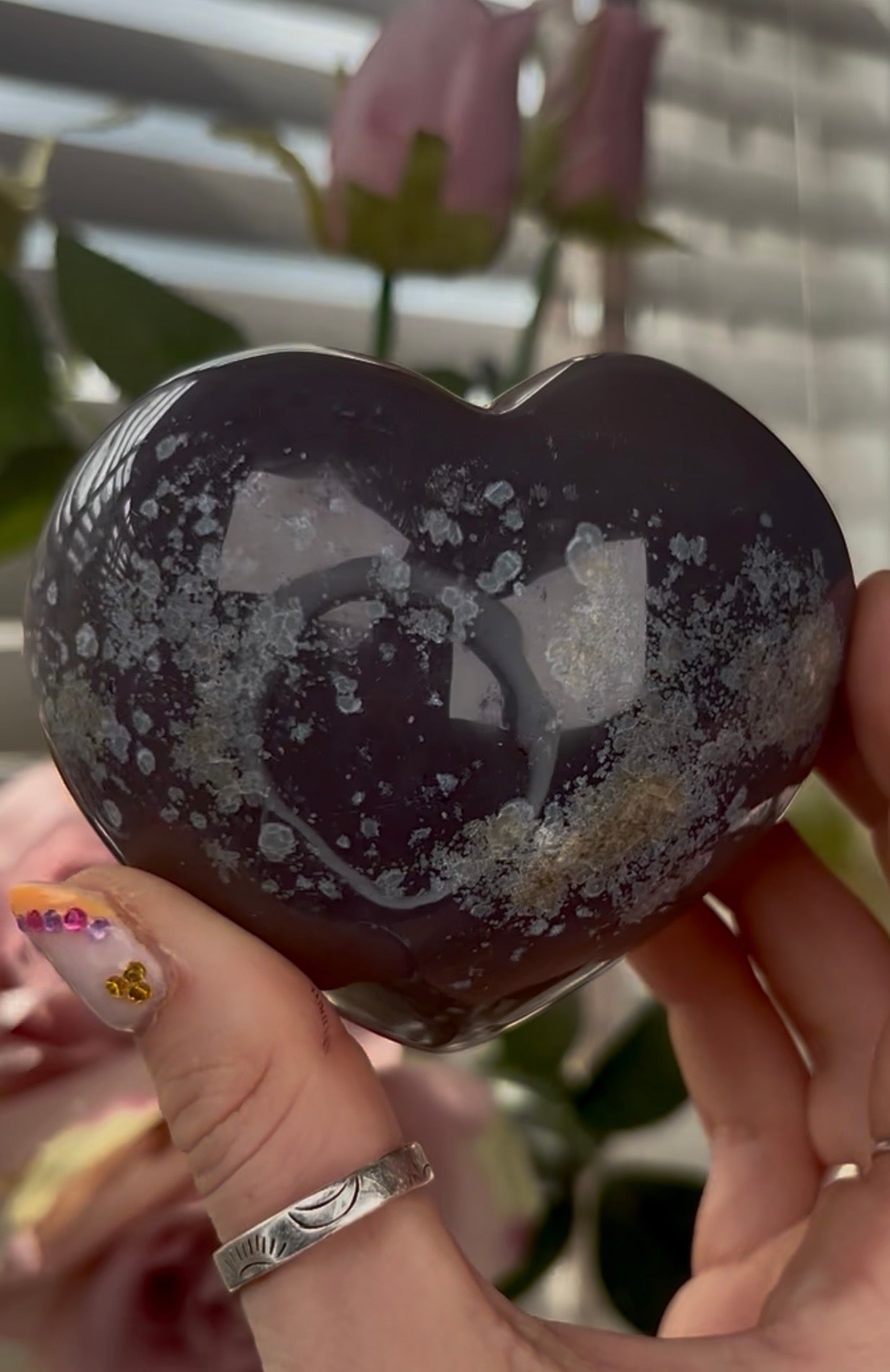 Beautiful, high quality, blue agate heart with Snow White, sugar druzy - stand included