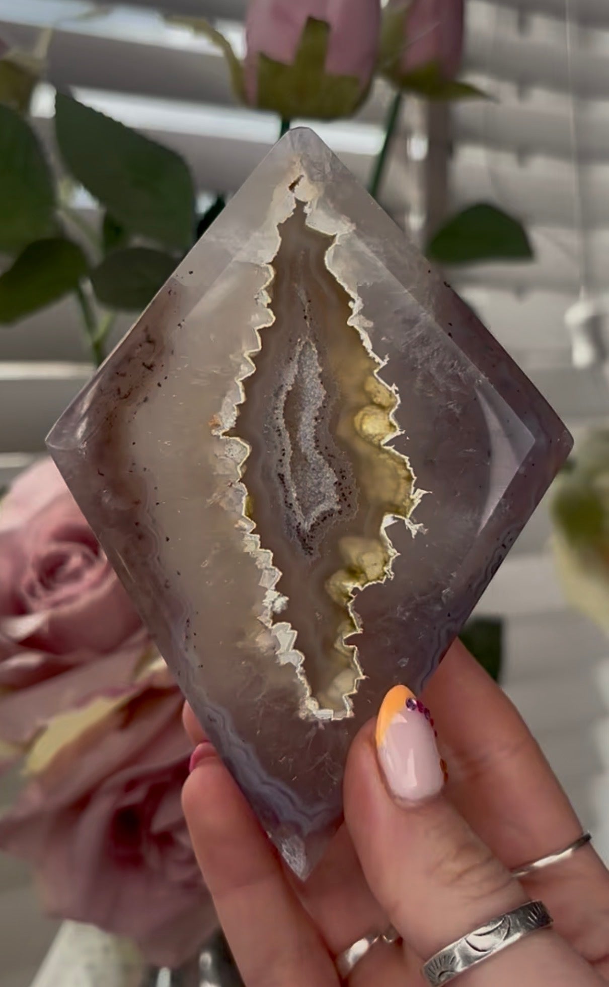 Beautiful, high quality, agate diamond with druzy - stand included