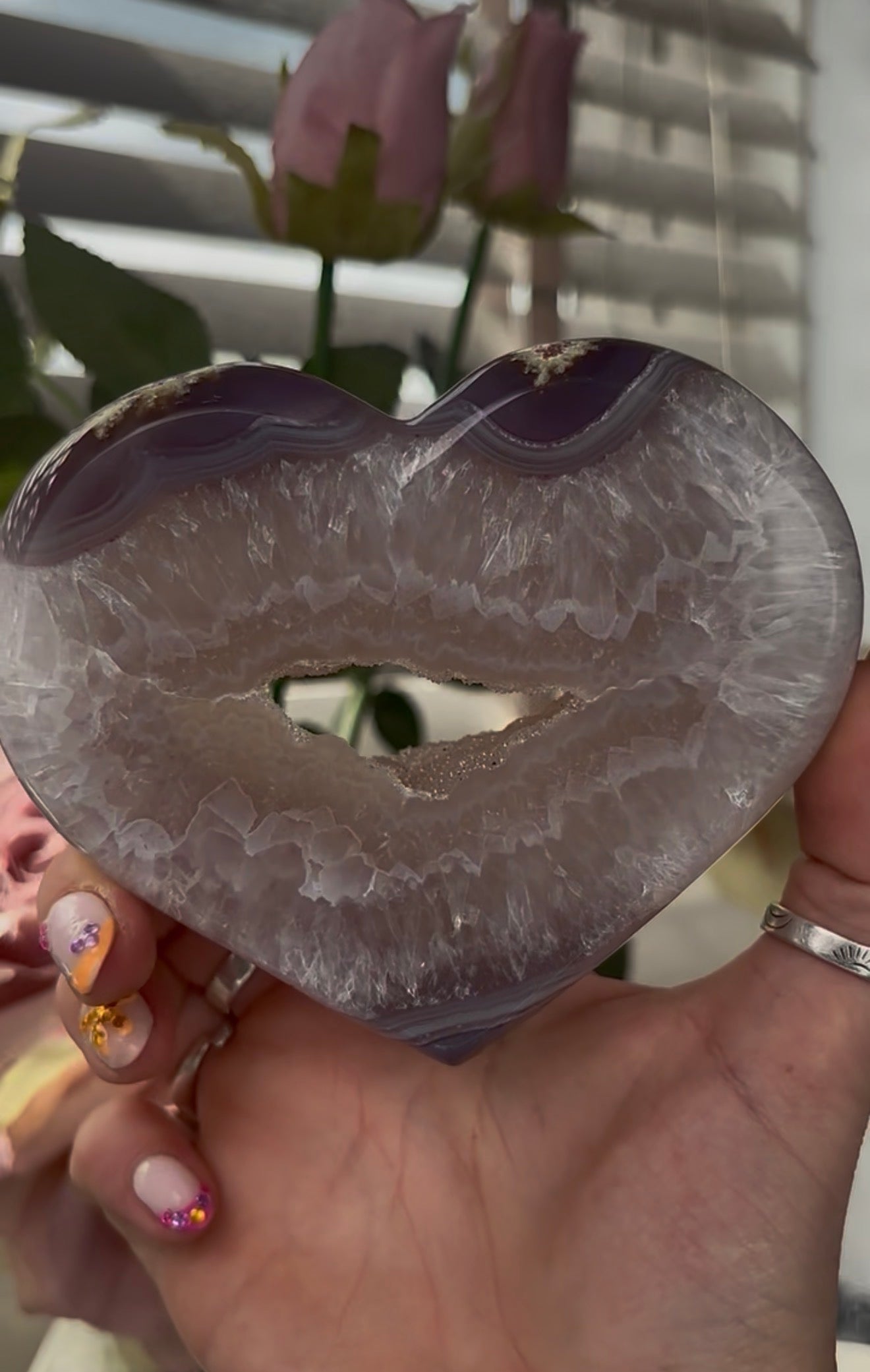 Beautiful, agate heart with druzy - stand included