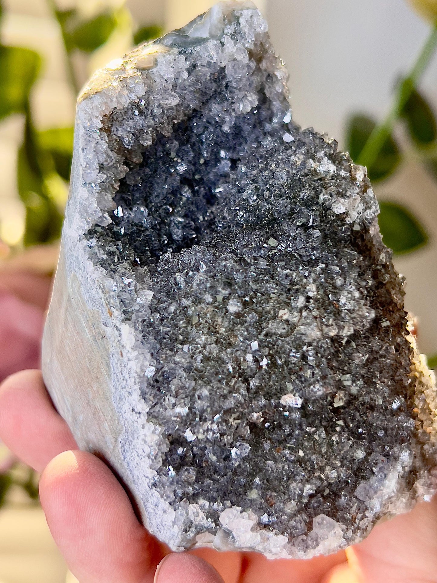 amethyst cutbase black tone freeform - 275g 7cm(h) 5cm(w)