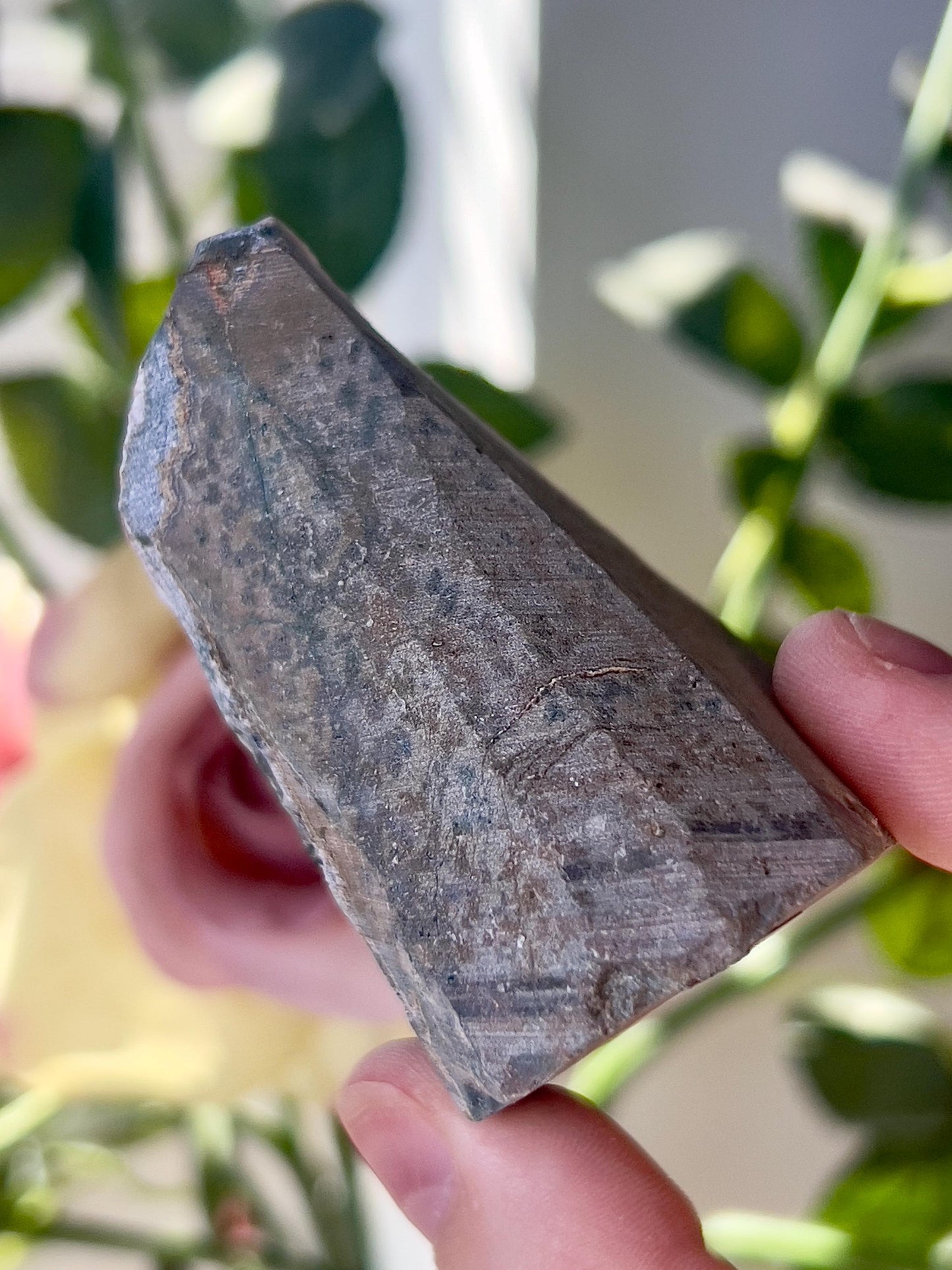 amethyst red toned cutbase freeform - 150g 7.5cm(h) 4cm(w)