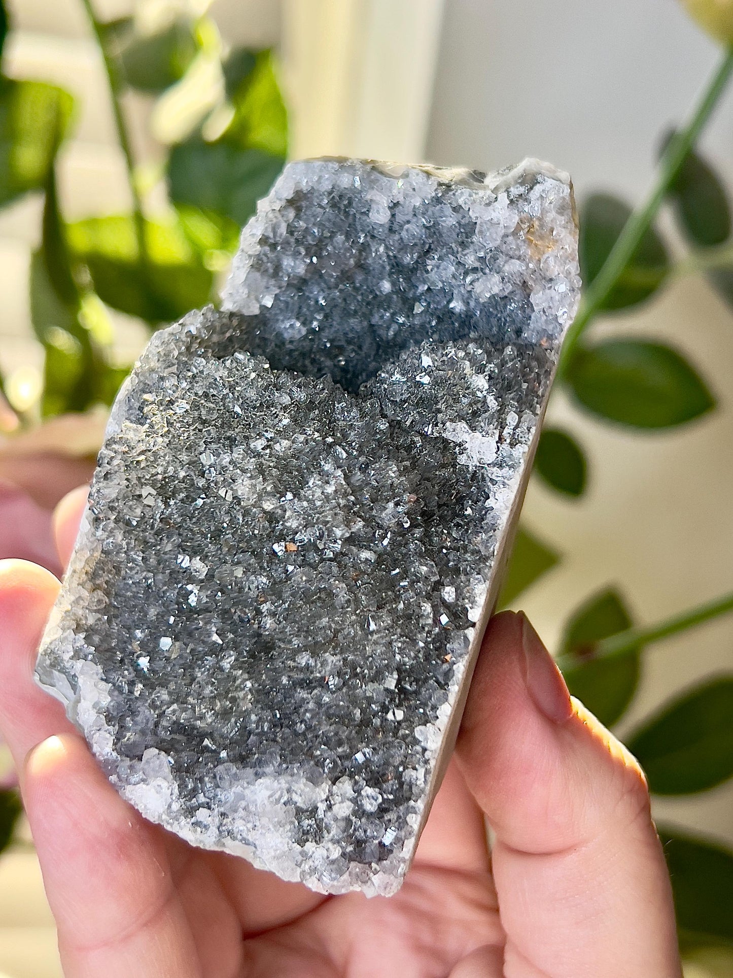 amethyst cutbase black tone freeform - 275g 7cm(h) 5cm(w)