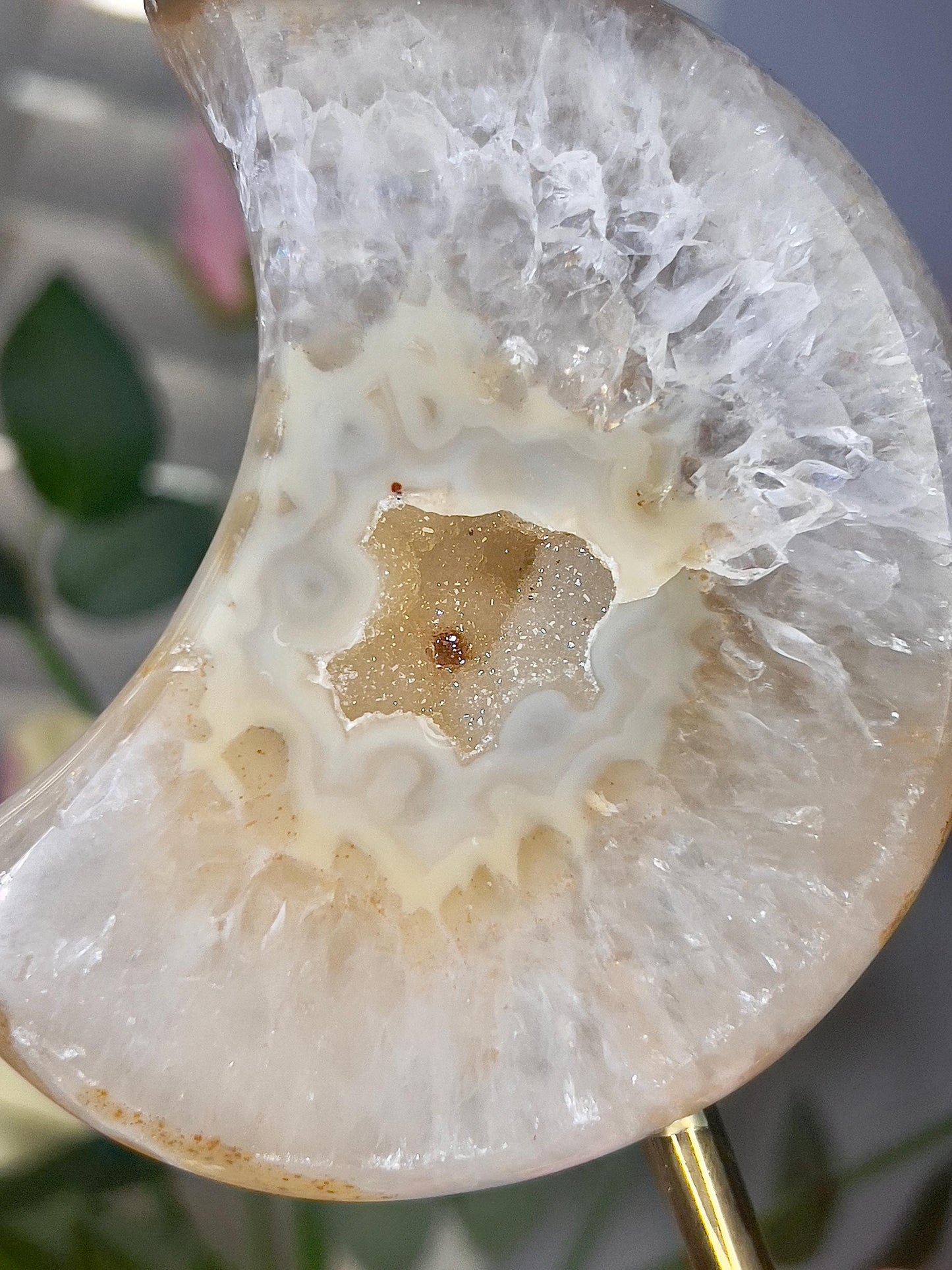 Beautiful, agate moon with lemon tone open druzy on stand 415g 16cm(h)
