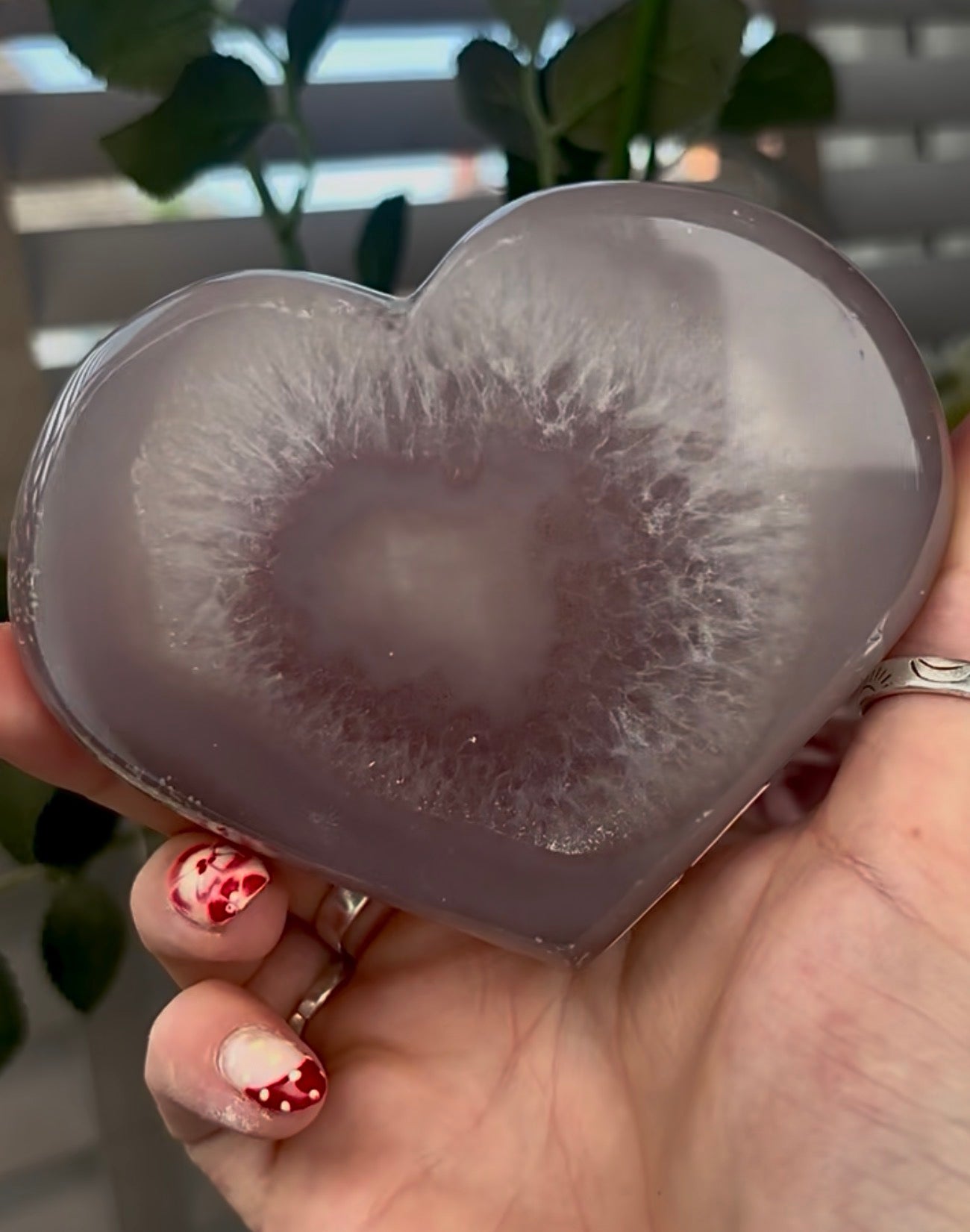 Beautiful, agate heart with druzy - stand included