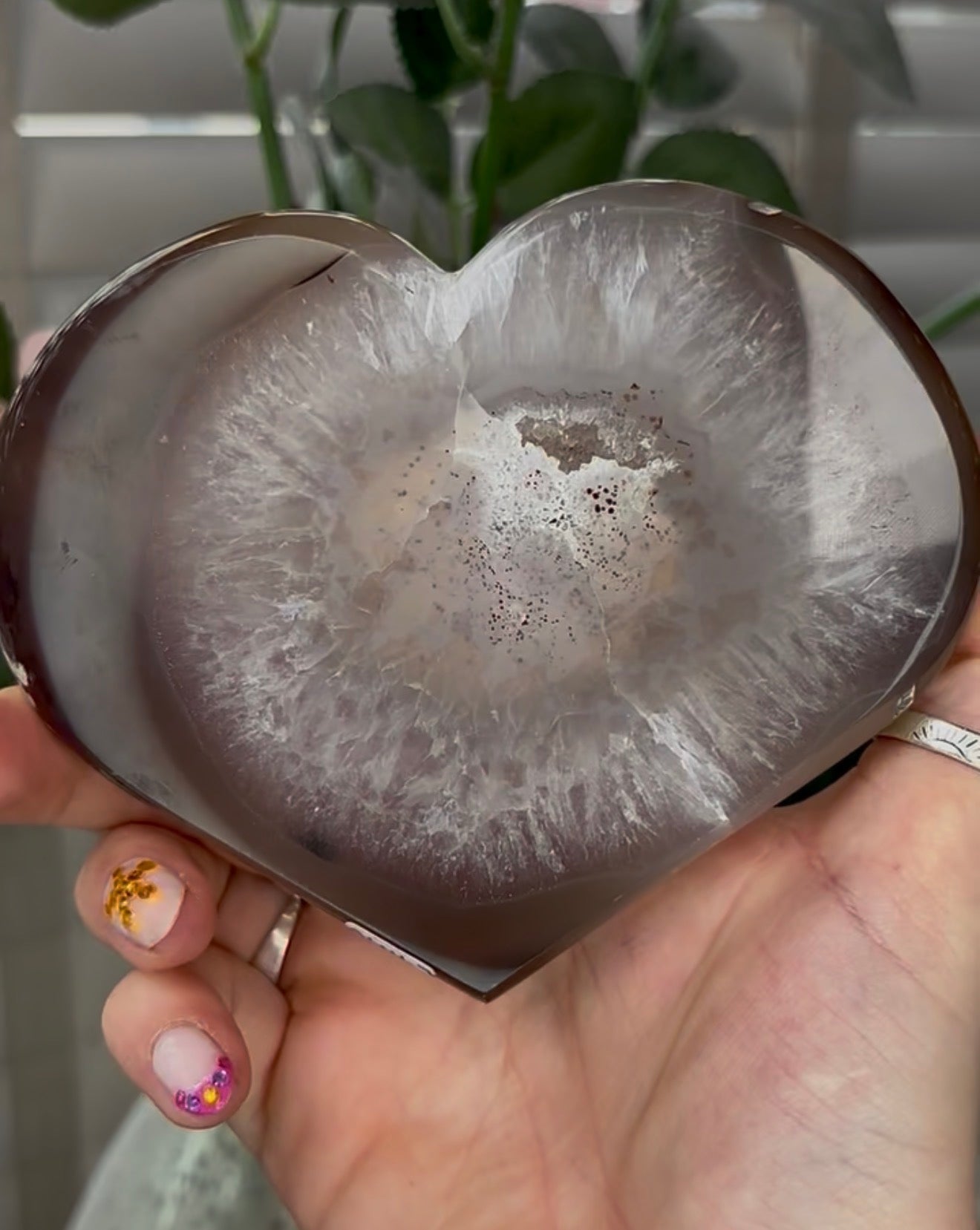 Beautiful, agate heart with druzy - stand included