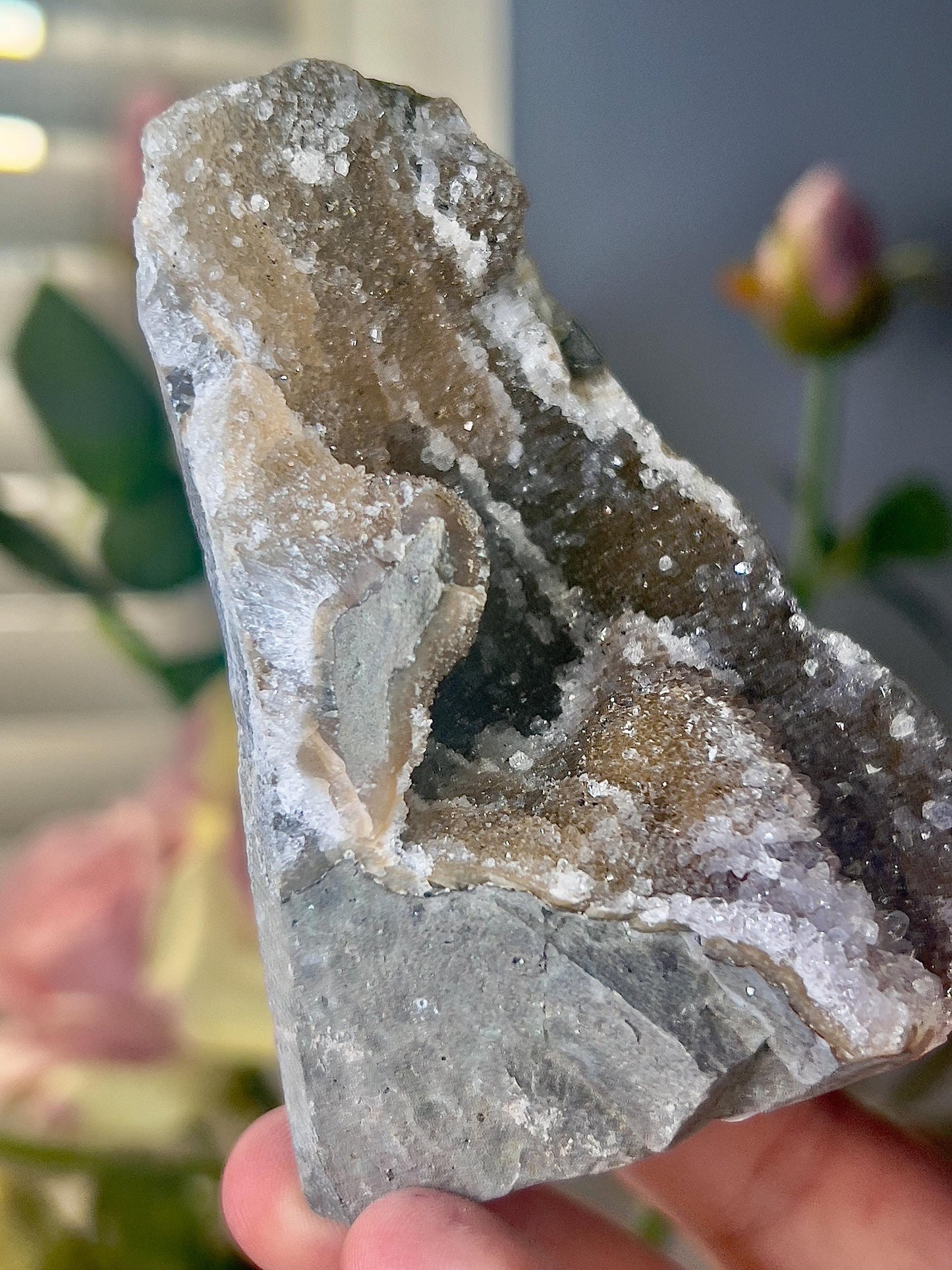 amethyst cutbase green toned freeform - 205g 9cm (H) 6.5cm (W)