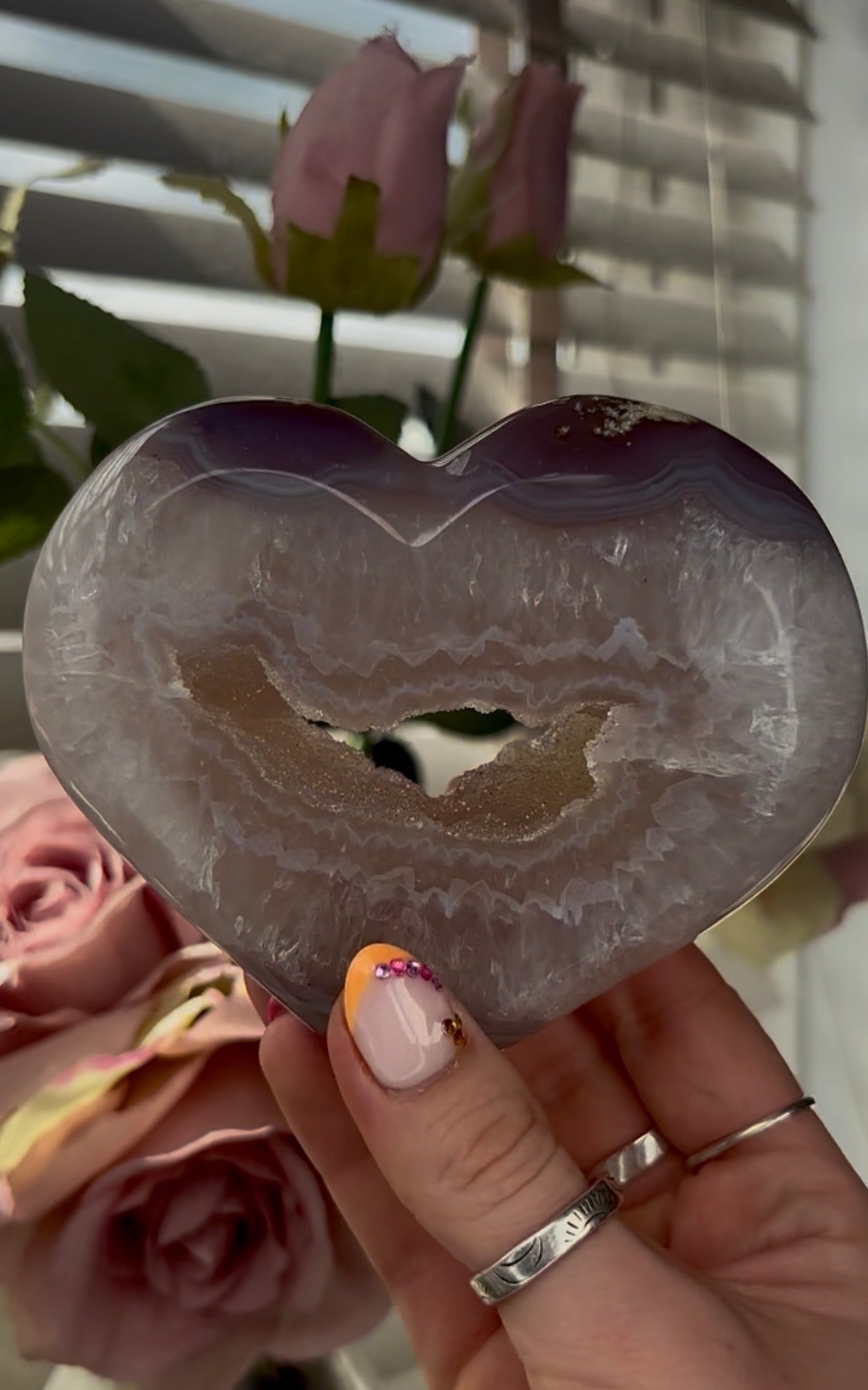 Beautiful, agate heart with druzy - stand included