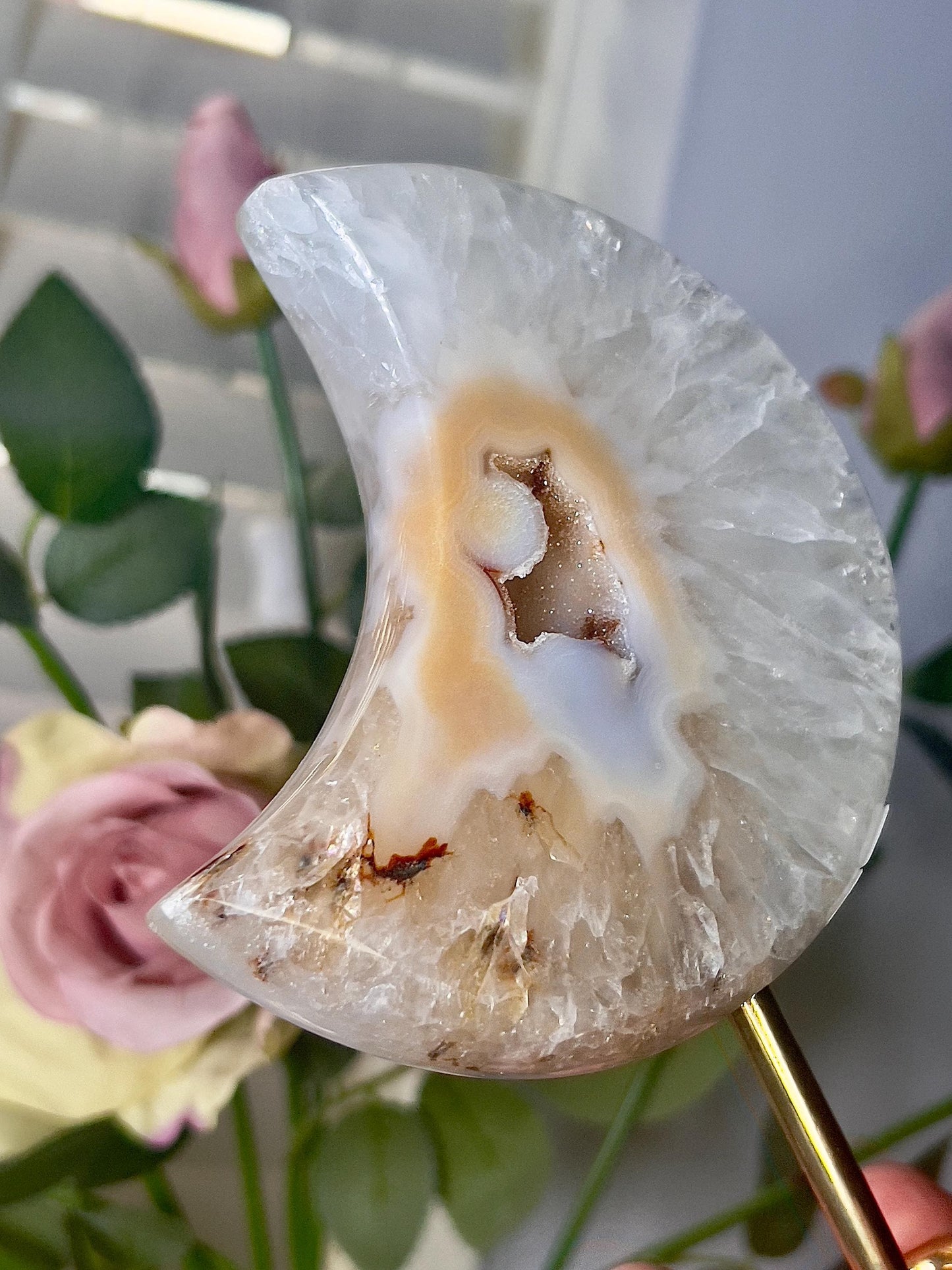 Beautiful, agate moon on stand 465g 17cm(h) 12cm(w)