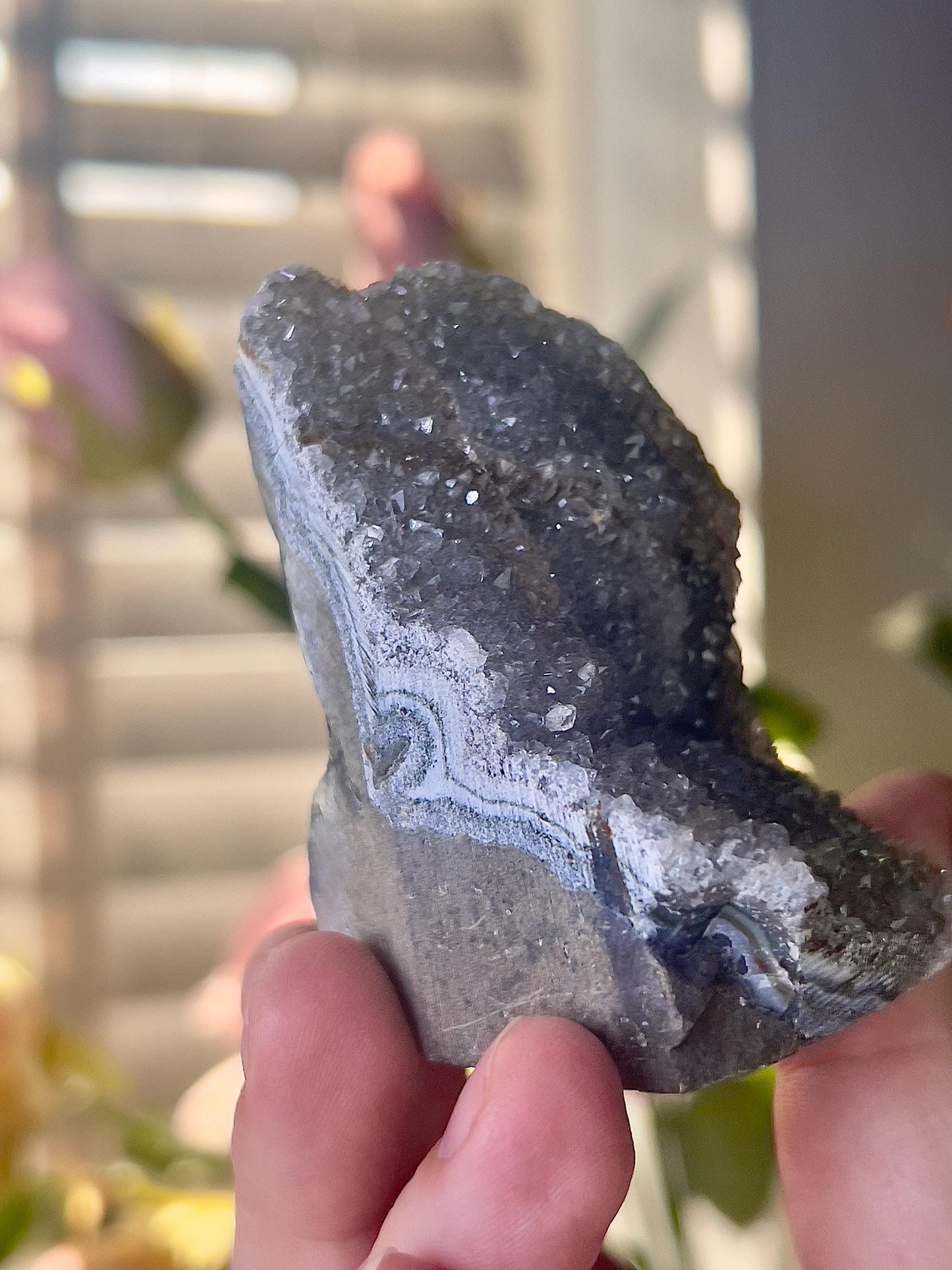 amethyst cutbase freeform with grey tone - 135g 7.5cm(H) 4cm(w)