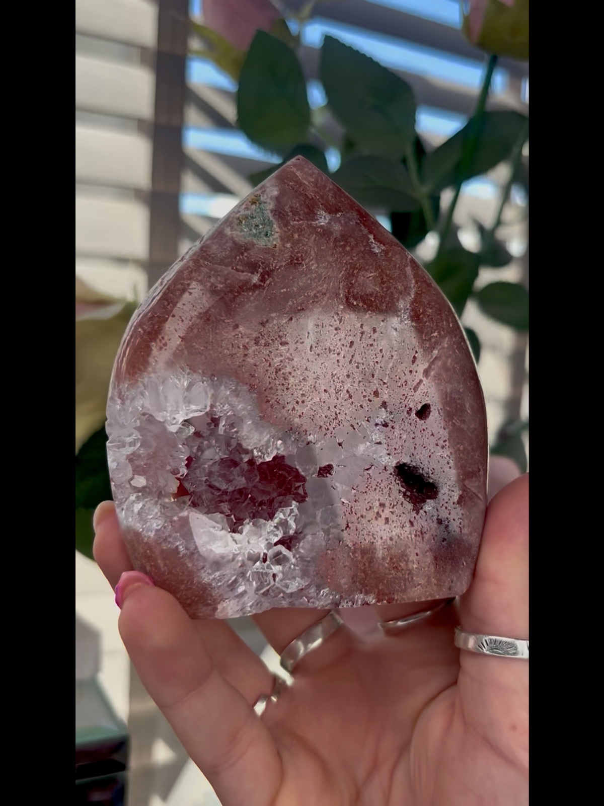 High grade, pink amethyst flame with in incredible quartz 365g (F11)