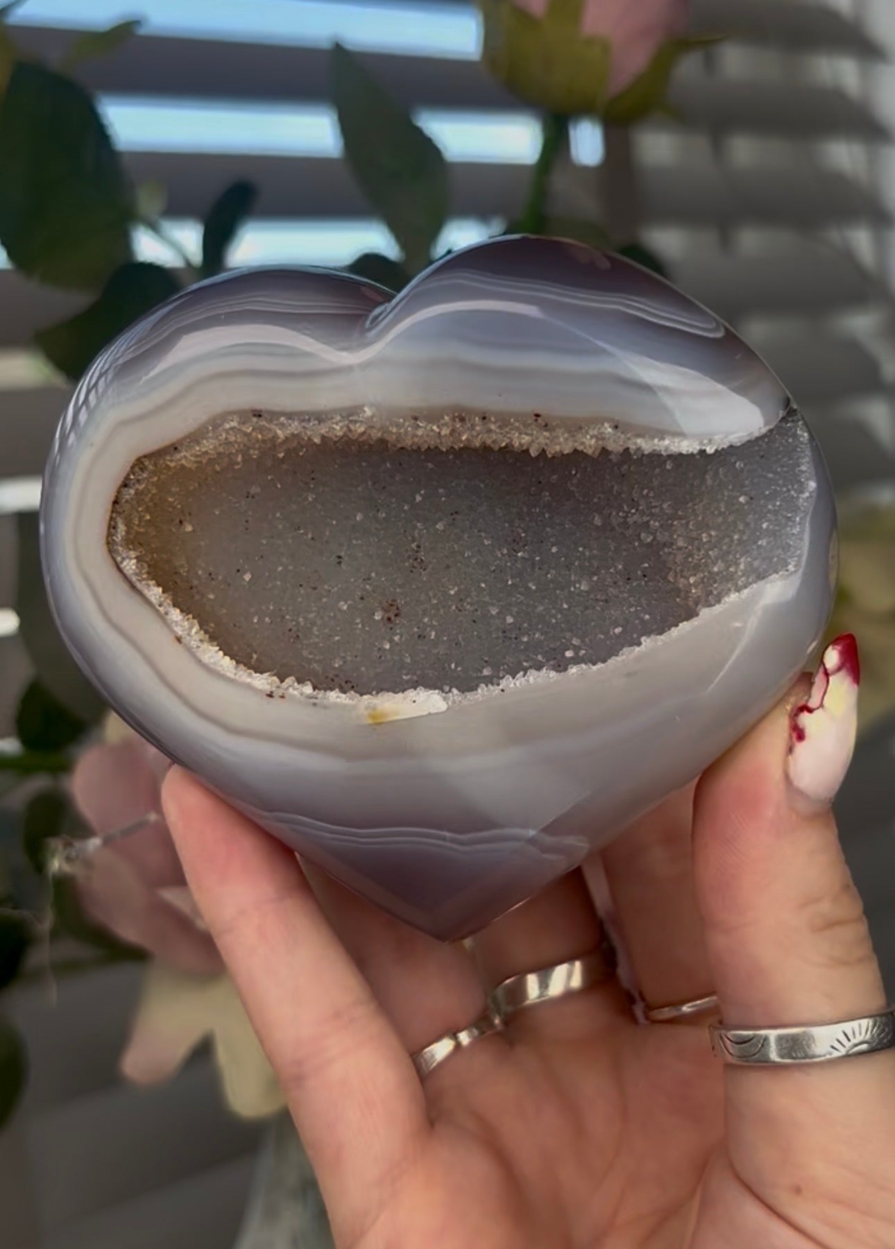 Beautiful, agate heart with druzy - stand included