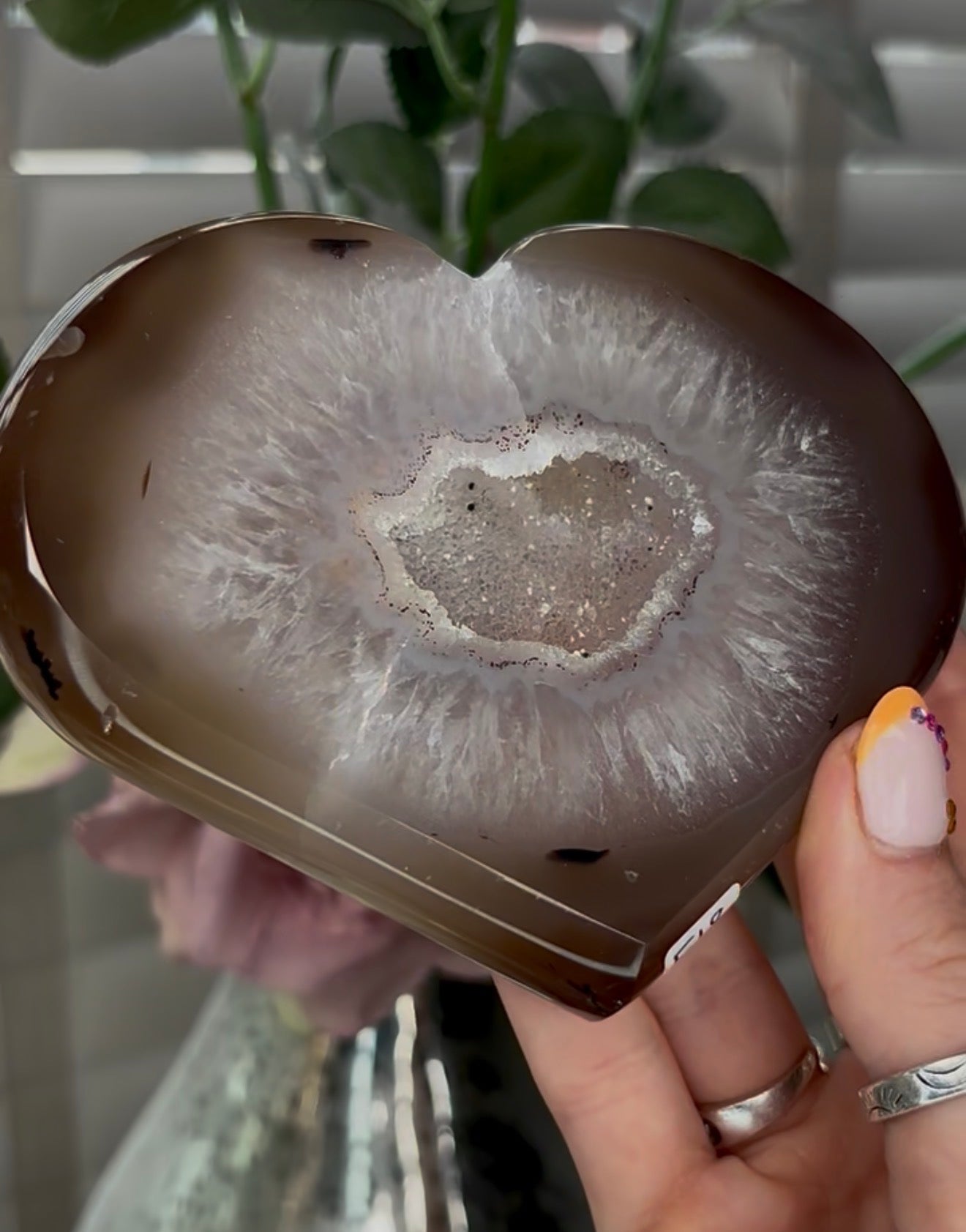 Beautiful, agate heart with druzy - stand included