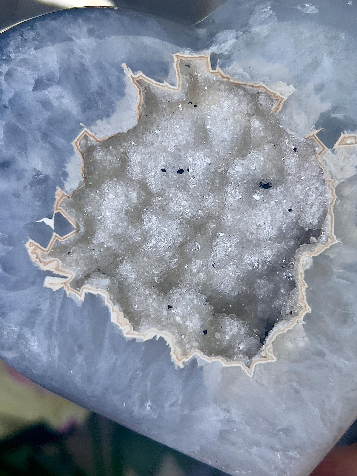 Beautiful, agate heart with Snow White tone open sugar druzy on stand 795g 15.5(h) 13cm(w)