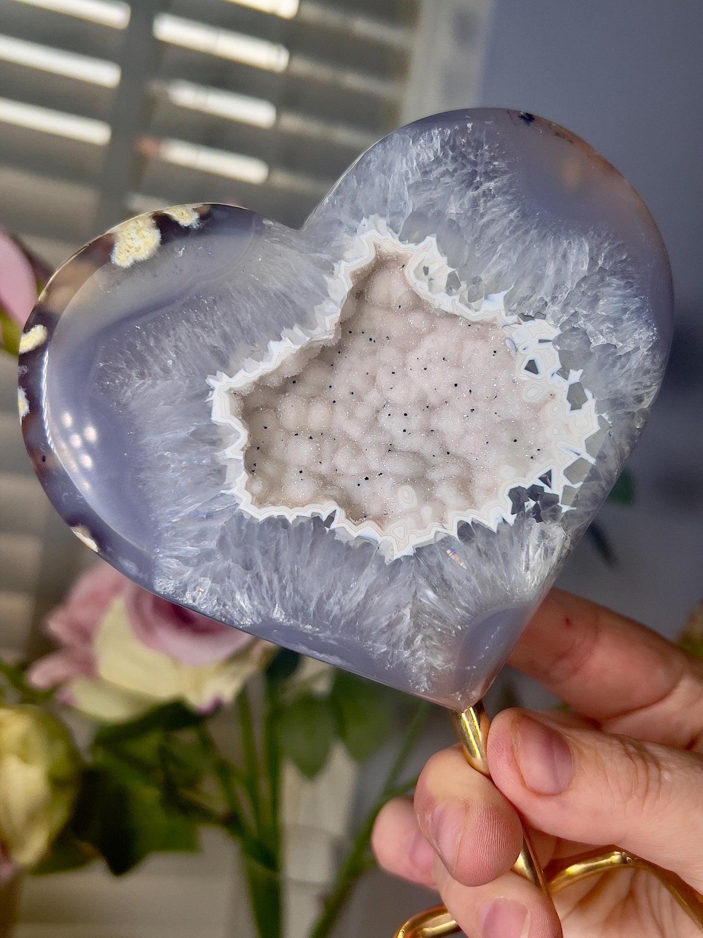Beautiful, agate heart with Snow White tone open sugar druzy on stand 775g 15.5(h) 12cm(w)
