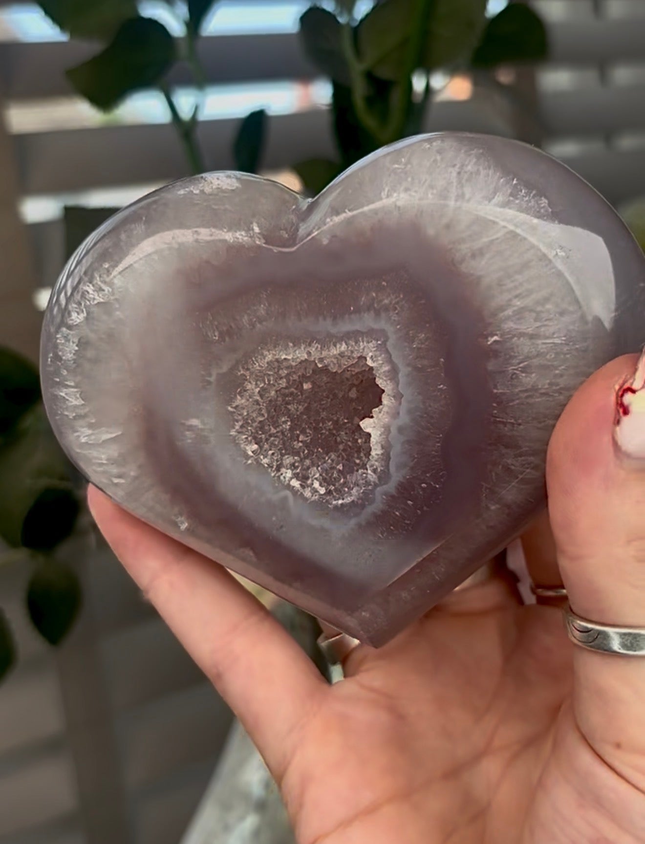 Beautiful, agate heart with druzy - stand included