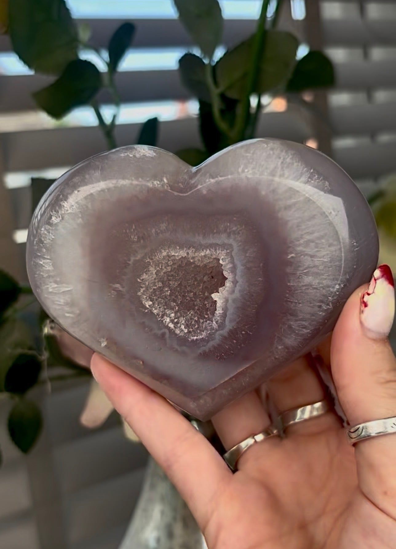 Beautiful, agate heart with druzy - stand included