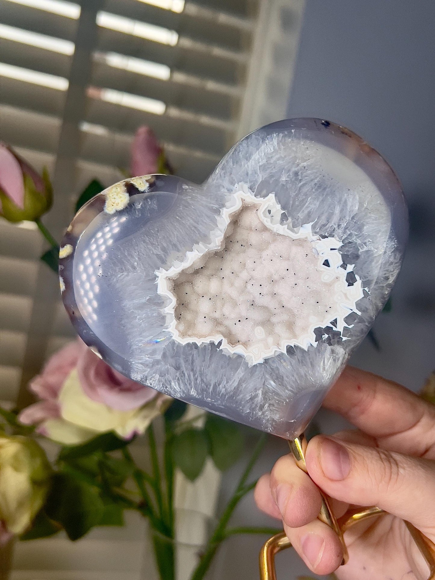 Beautiful, agate heart with Snow White tone open sugar druzy on stand 775g 15.5(h) 12cm(w)