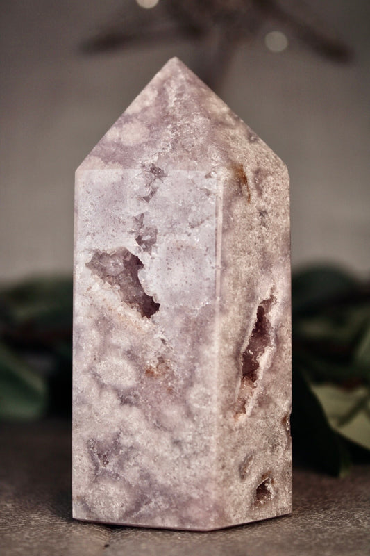 Lilac tone, pink amethyst tower from brazil 405g 11cm high