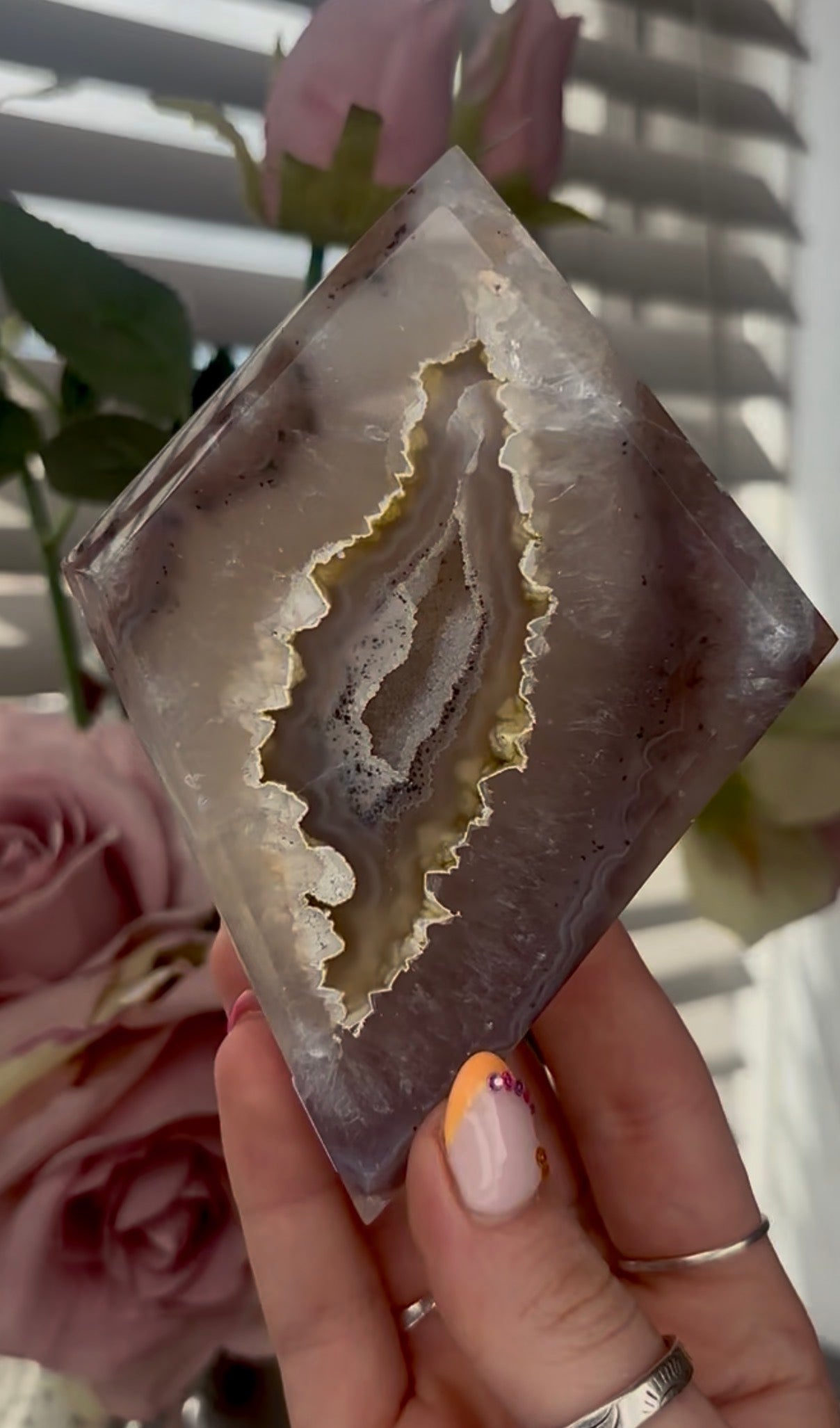 Beautiful, high quality, agate diamond  with druzy - stand included