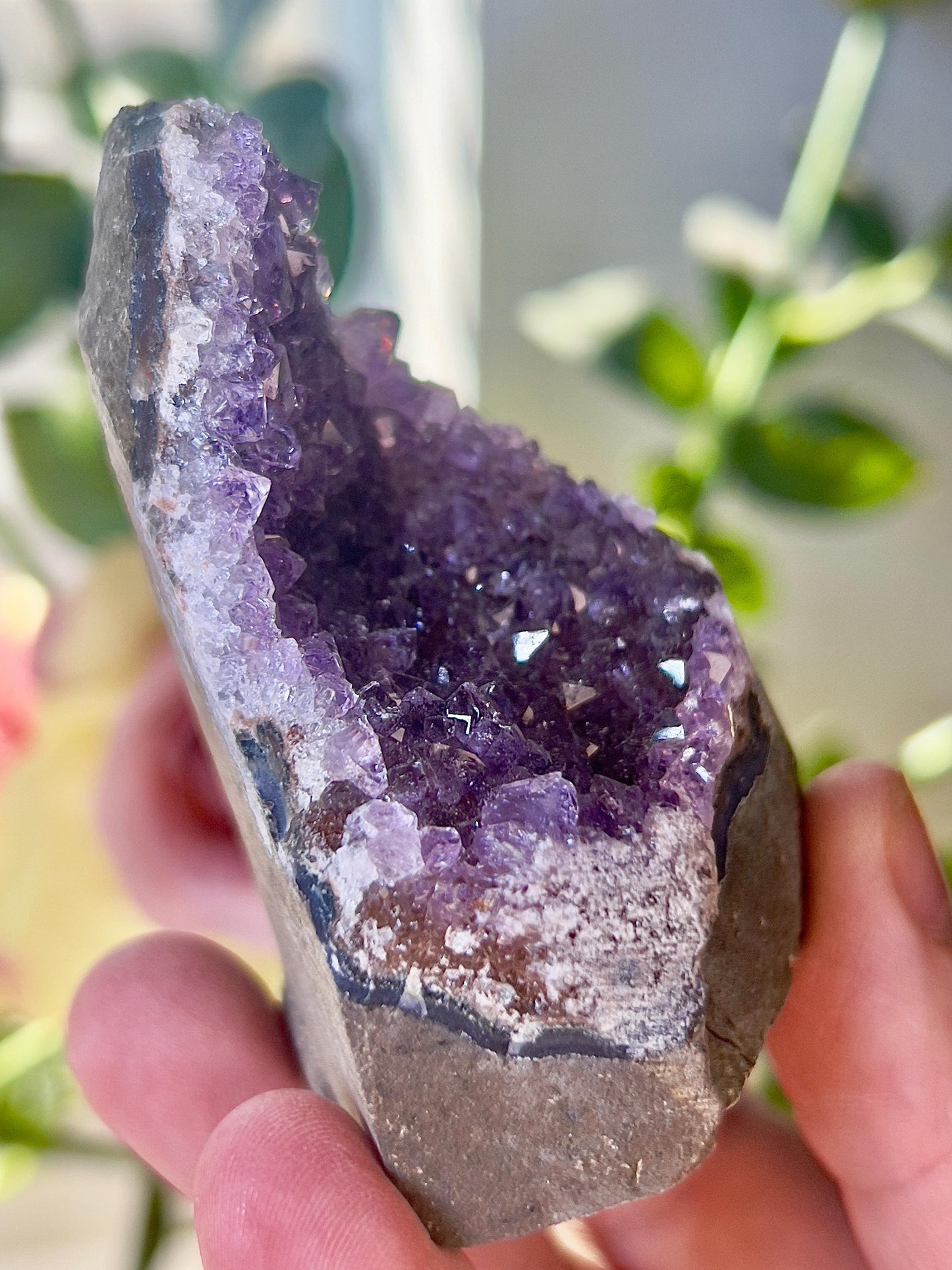 amethyst cutbase freeform - 125G 7CM(h) 4CM(w)