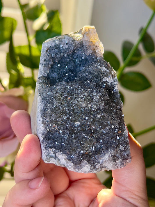 amethyst cutbase black tone freeform - 275g 7cm(h) 5cm(w)