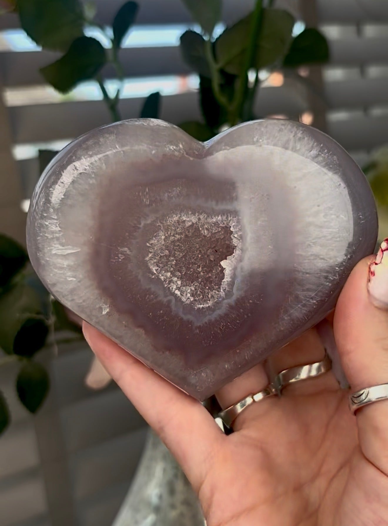 Beautiful, agate heart with druzy - stand included