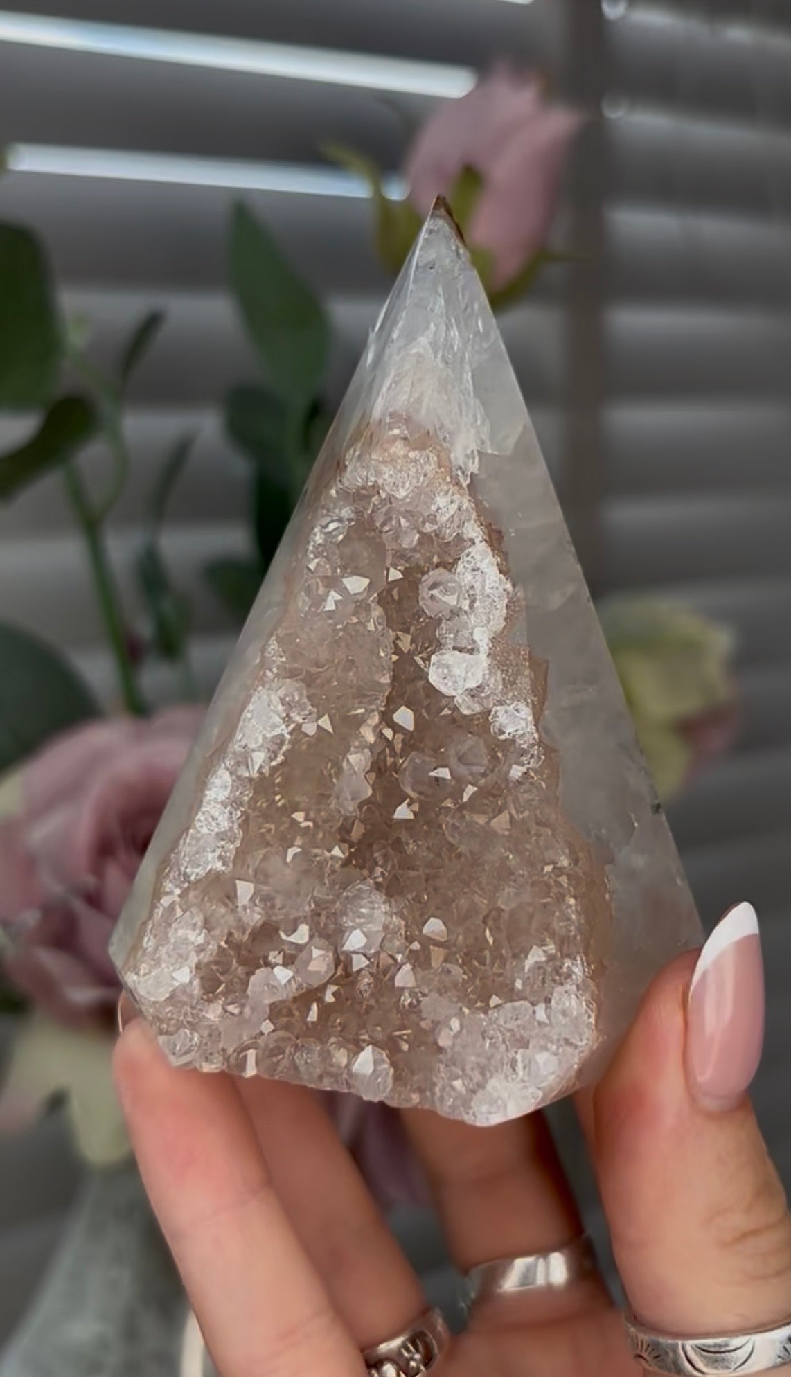 Beautiful, high grade, agate, self-standing, diamond with ligh pink druzy 10cm high