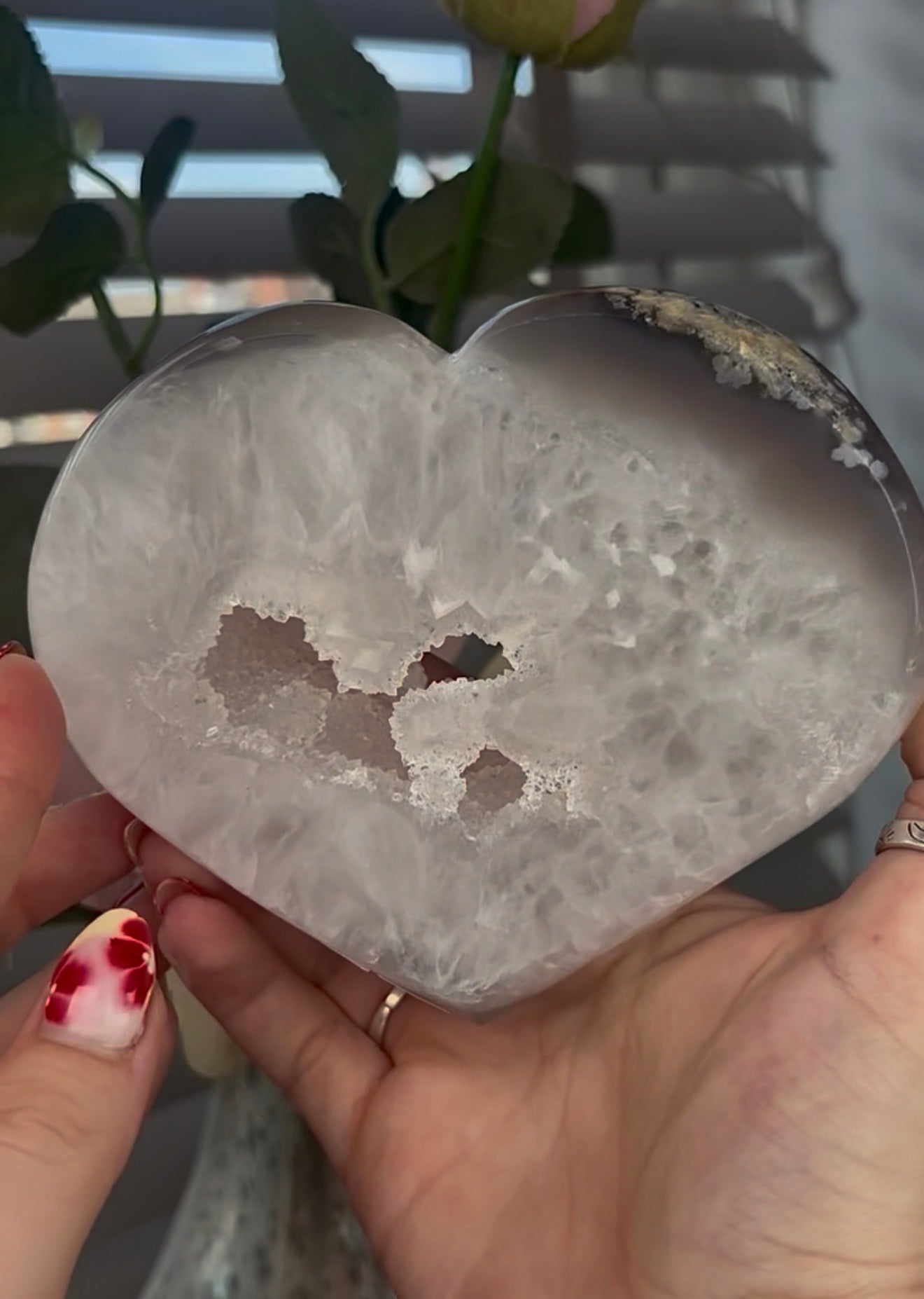 Beautiful, agate heart with druzy - stand included