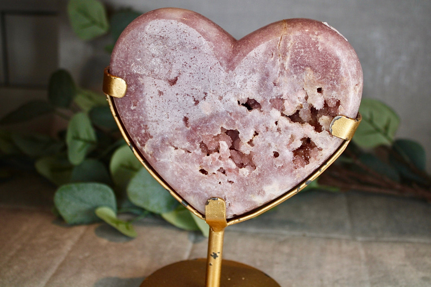 Berry red, pink amethyst, heart, on gold stand - 920g - paint is scratched off stand thats why the huge discount (can easily be repainted)