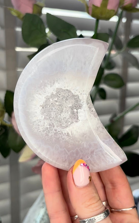Beautiful, high quality, agate moon with druzy - stand included