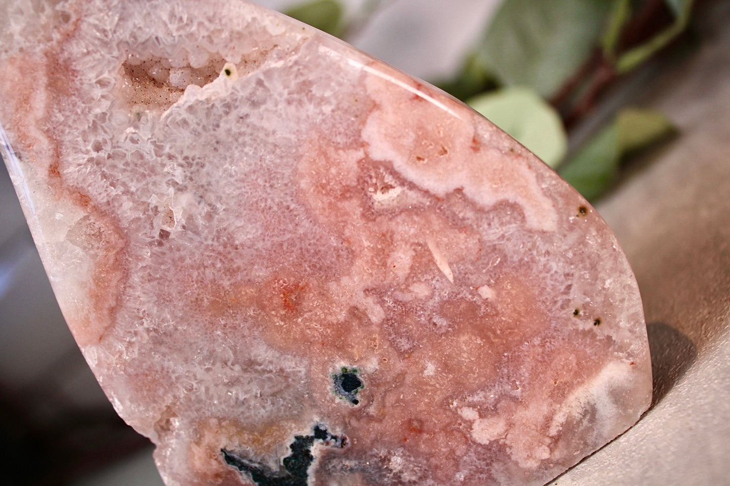 Beautiful, bright pink amethyst flame with quartz and green jasper 445g 13.5cm(h) 9cm(w)