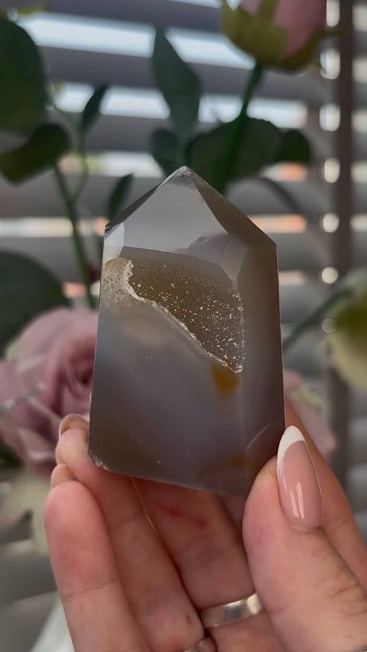 Beautiful, agate tower with druzy
