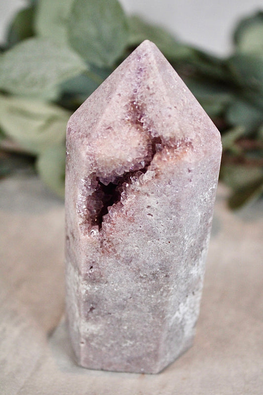Snowy pink amethyst tower with druzy cave - 450g 12cm (H)