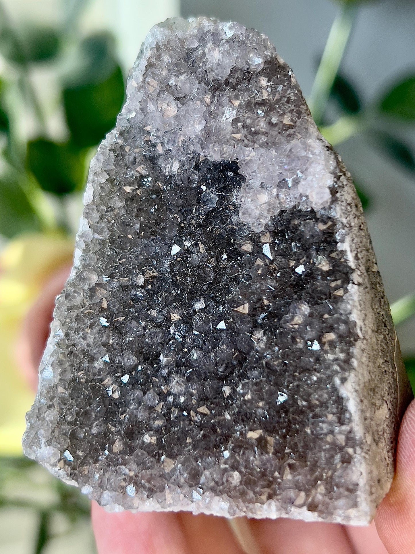 amethyst cutbase freeform - 160g 7cm(h) 5cm(w)