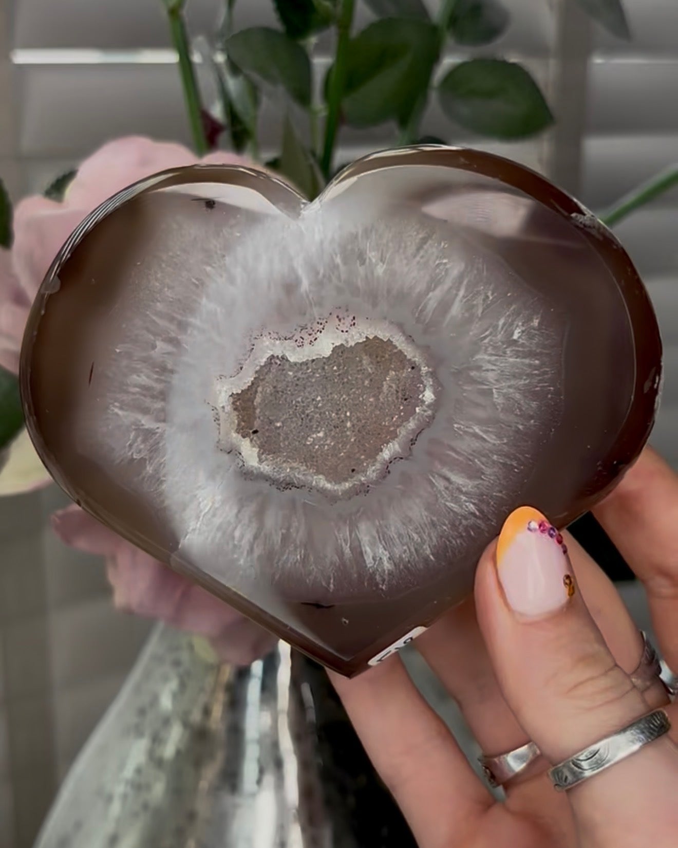 Beautiful, agate heart with druzy - stand included