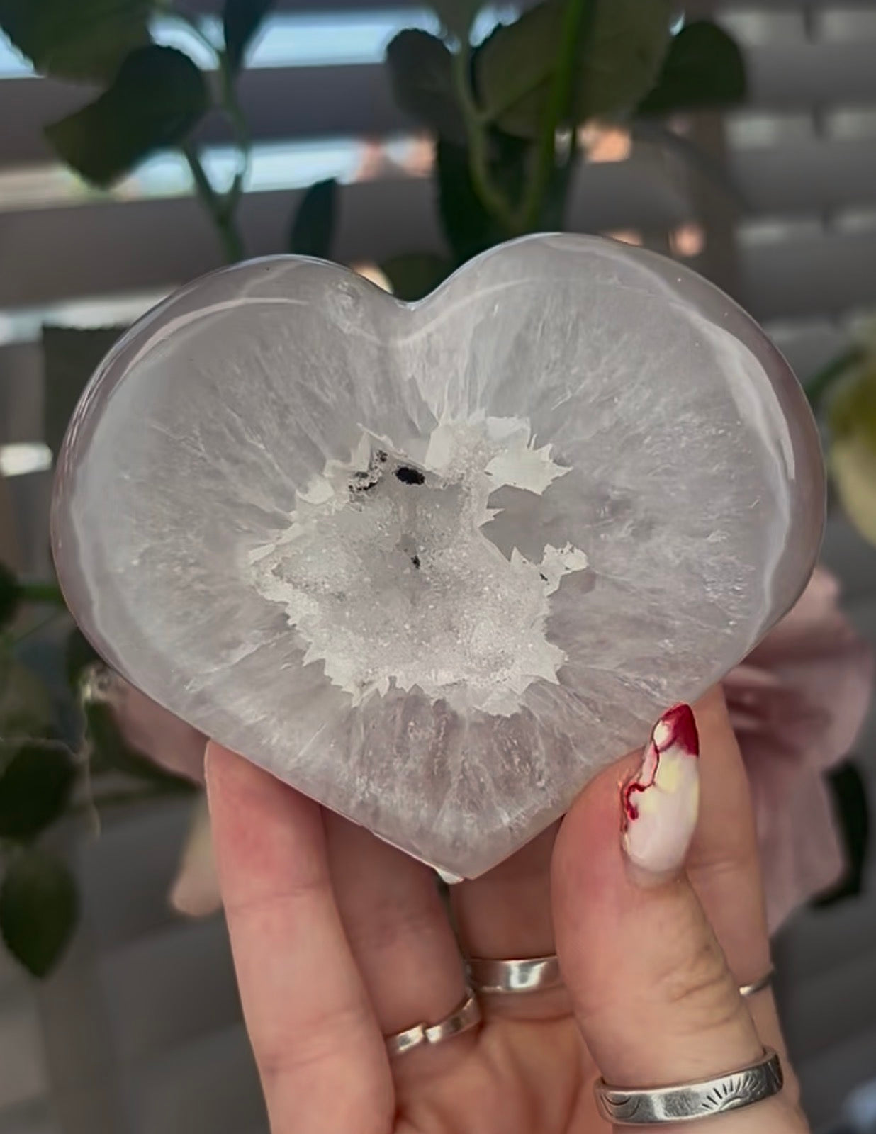 Beautiful, agate heart with druzy - stand included