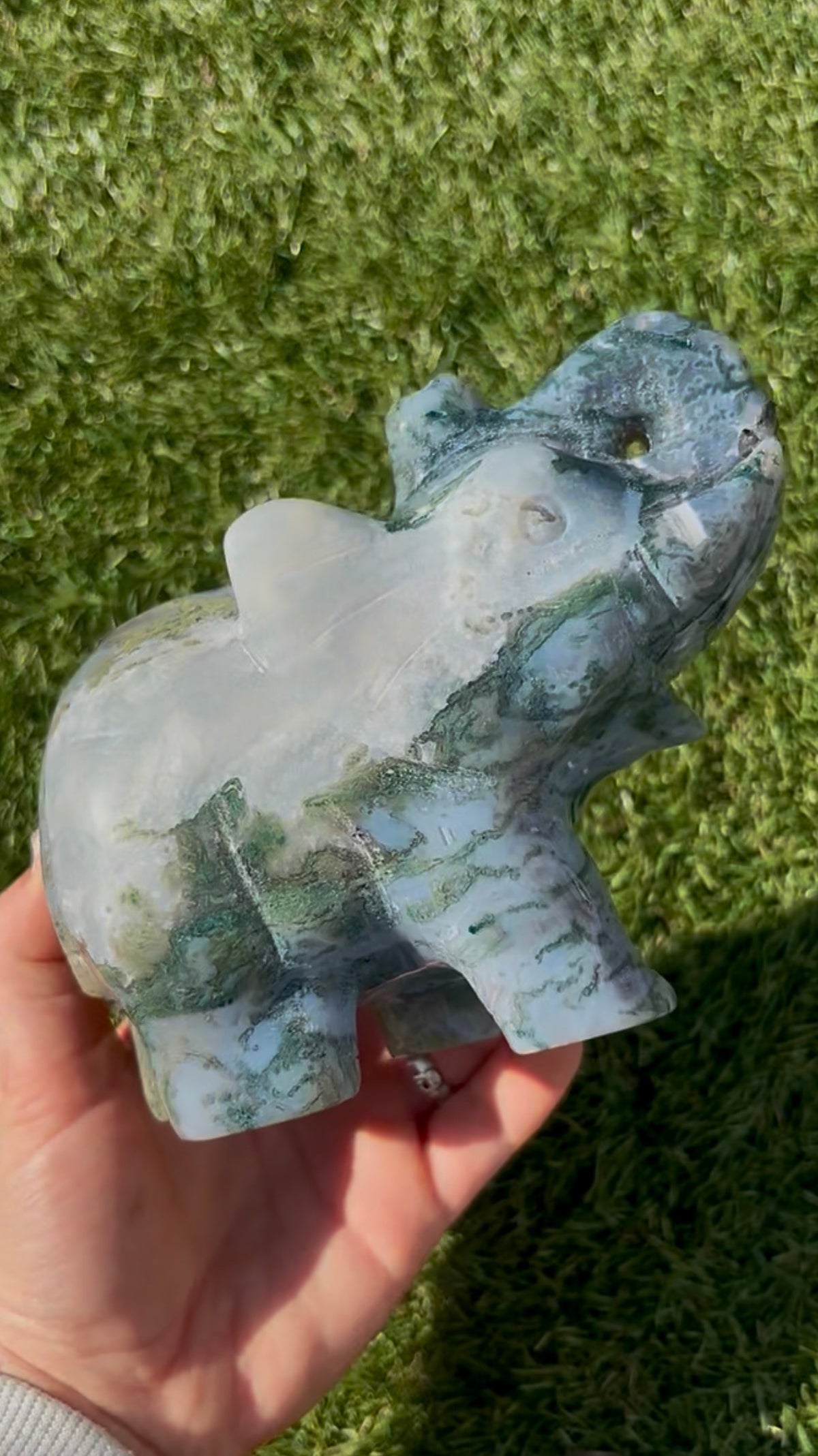 Incredible, Large moss agate, elephant with quartz