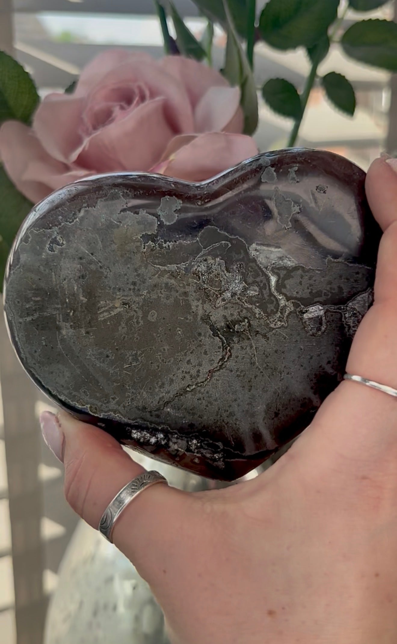 Uruguay, amethyst heart - comes with stand in purple tones