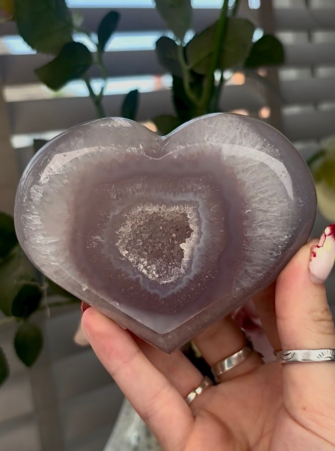 Beautiful, agate heart with druzy - stand included