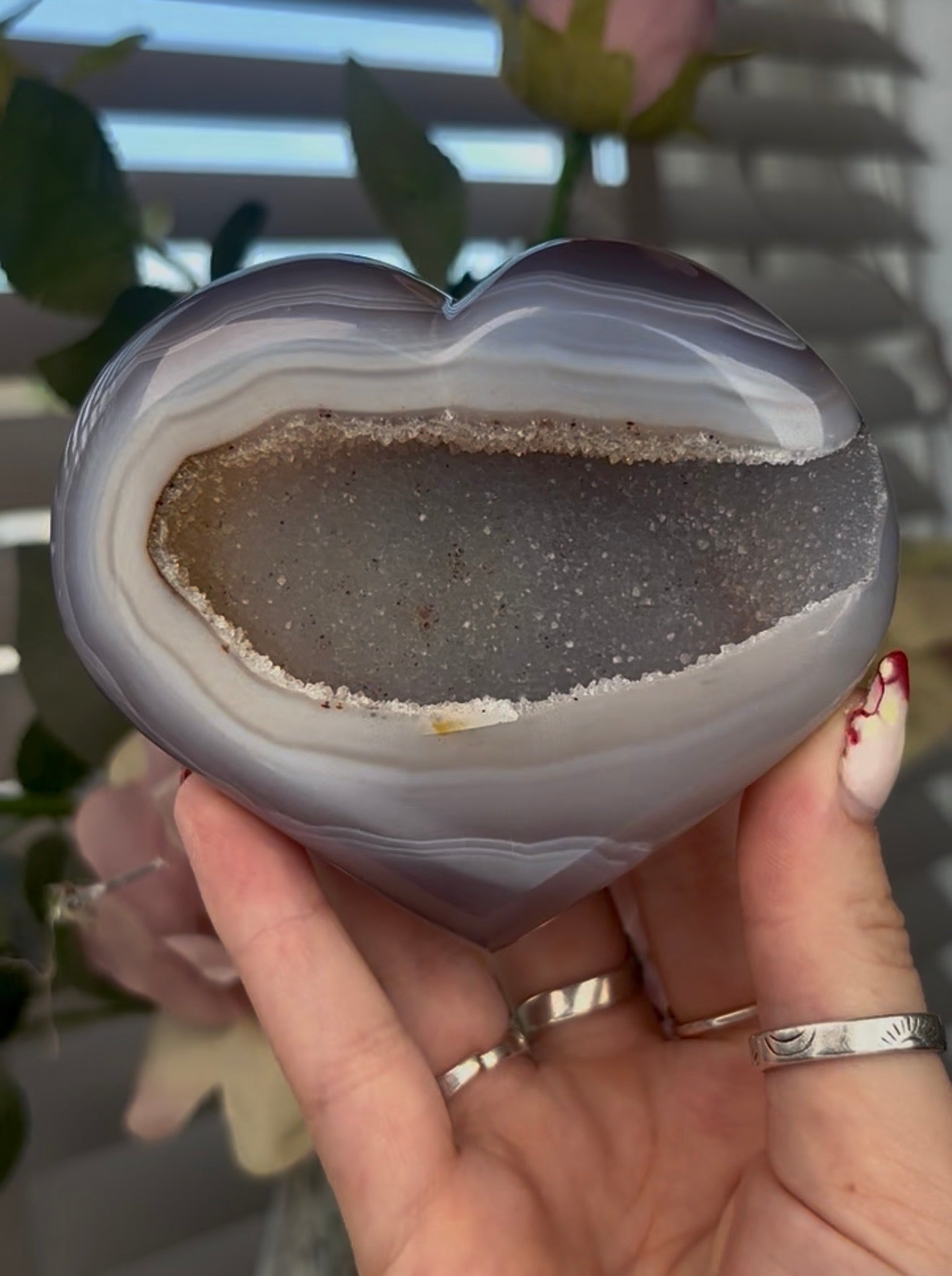 Beautiful, agate heart with druzy - stand included