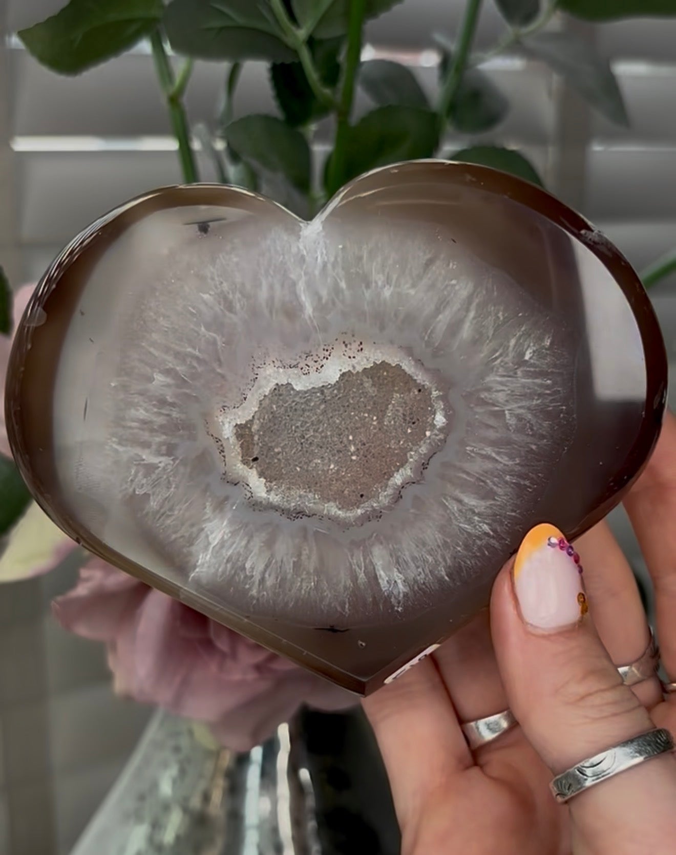 Beautiful, agate heart with druzy - stand included