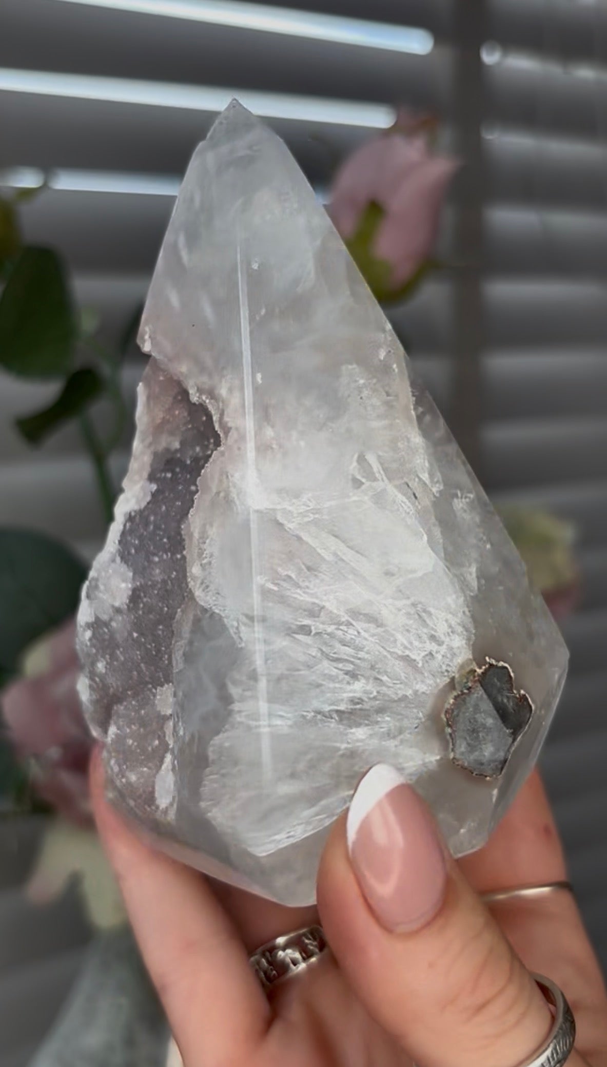 Beautiful, high grade, agate, self-standing, diamond with light pink druzy 11cm high