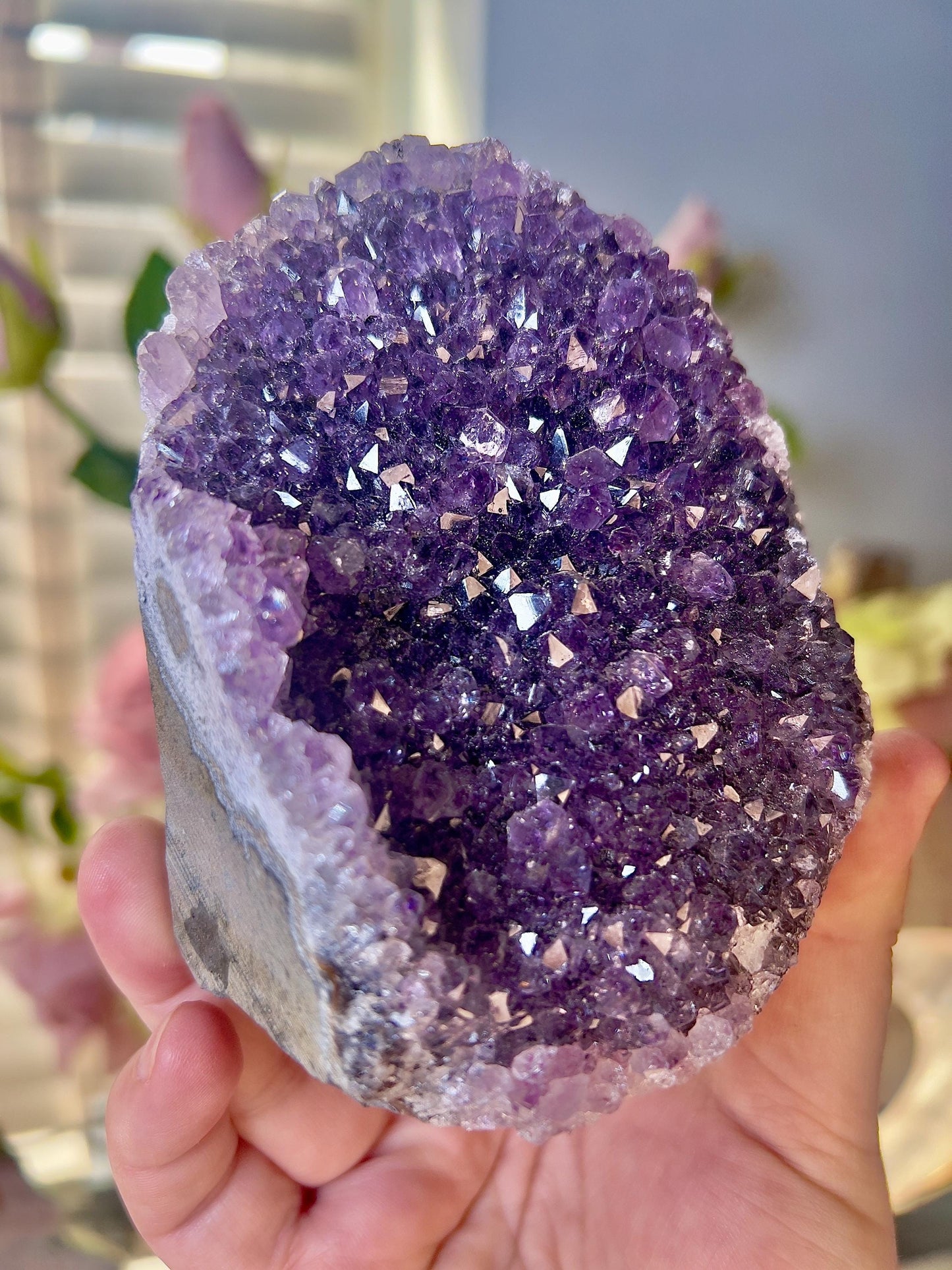 amethyst cutbase freeform with stalactite eye on the side - 610g 10cm(h) 9cm(w)