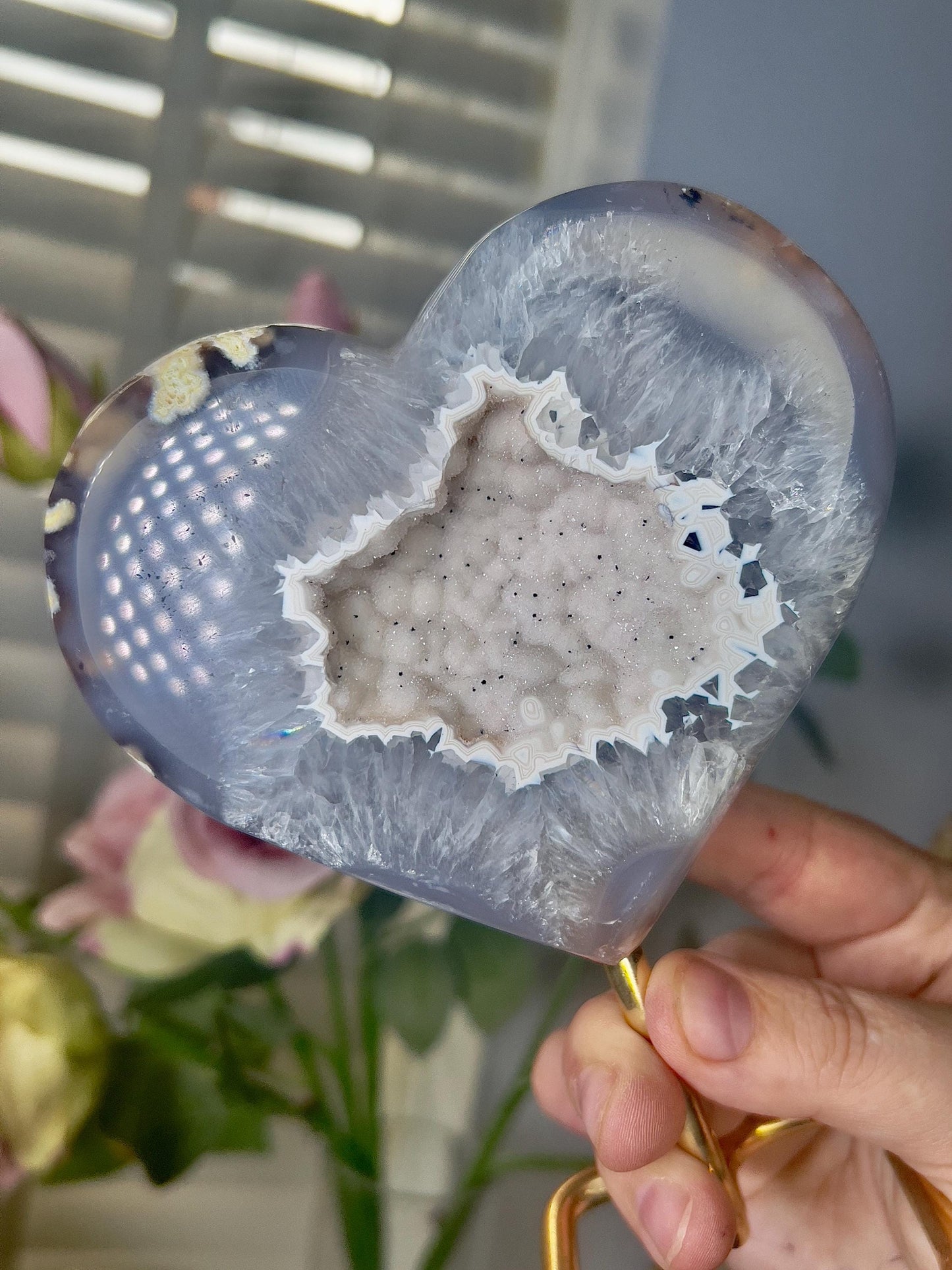 Beautiful, agate heart with Snow White tone open sugar druzy on stand 775g 15.5(h) 12cm(w)